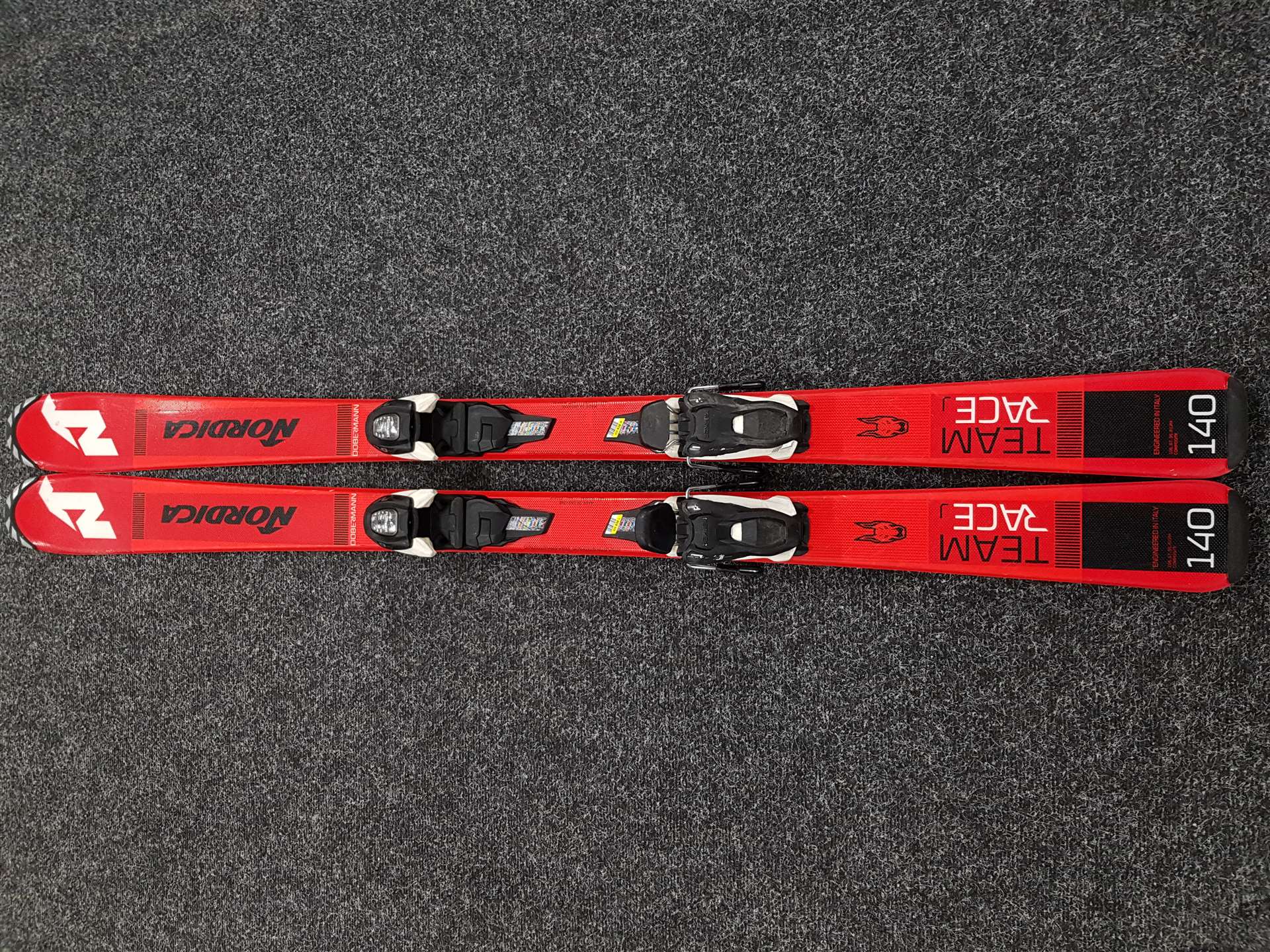 Schiuri folosite NORDICA TEAM RACE