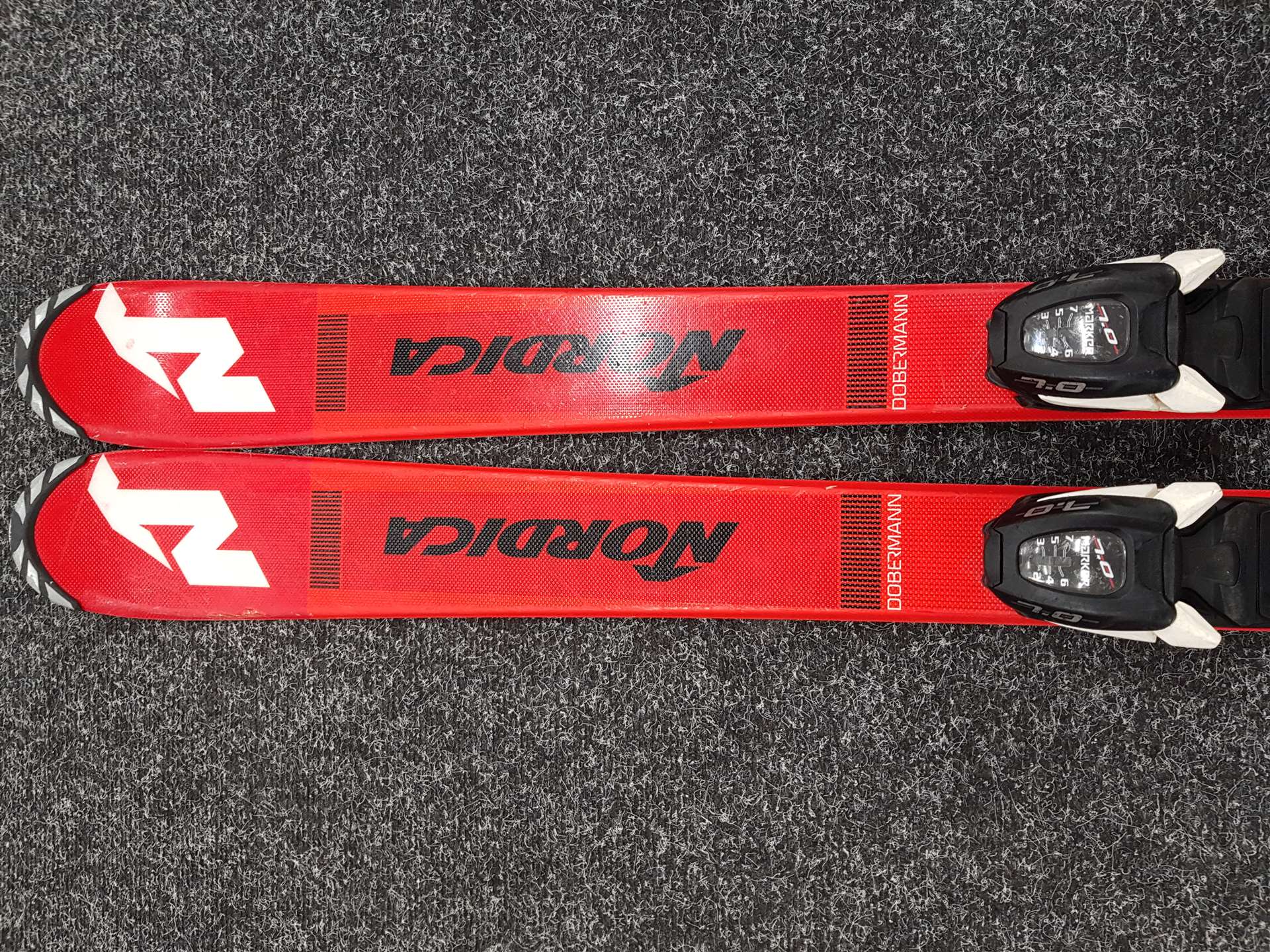 Schiuri folosite NORDICA TEAM RACE
