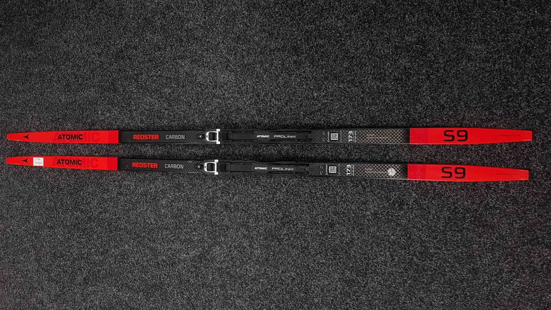 Bazárové bežecké lyže Atomic Redster Carbon S9