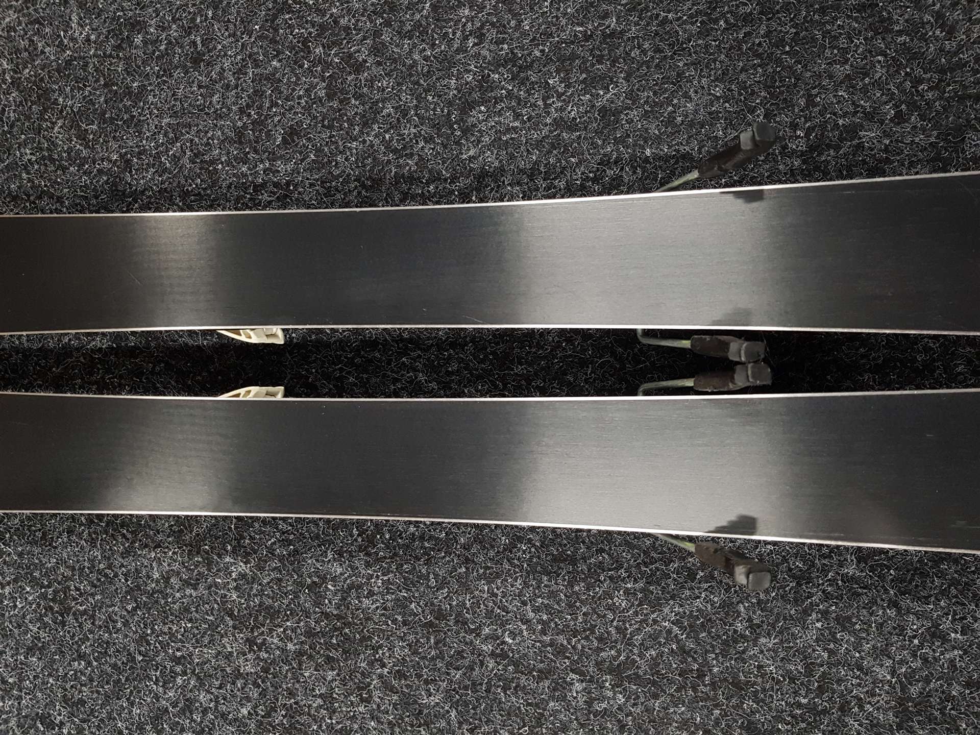 Esquís infantiles usados SALOMON XMAX JR + fijaciones Ezytrak ETK 5