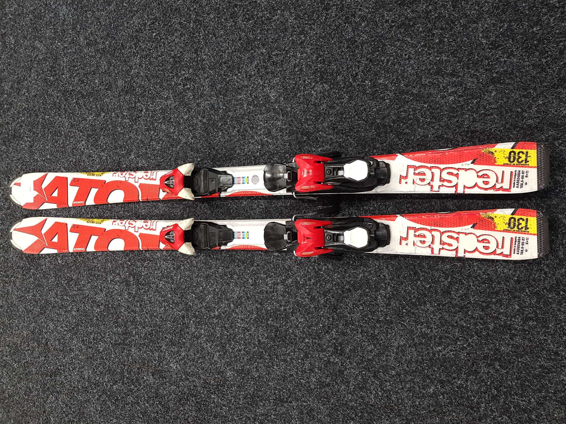 Esquís infantiles usados ATOMIC Redster + fijaciones Atomic 7.5