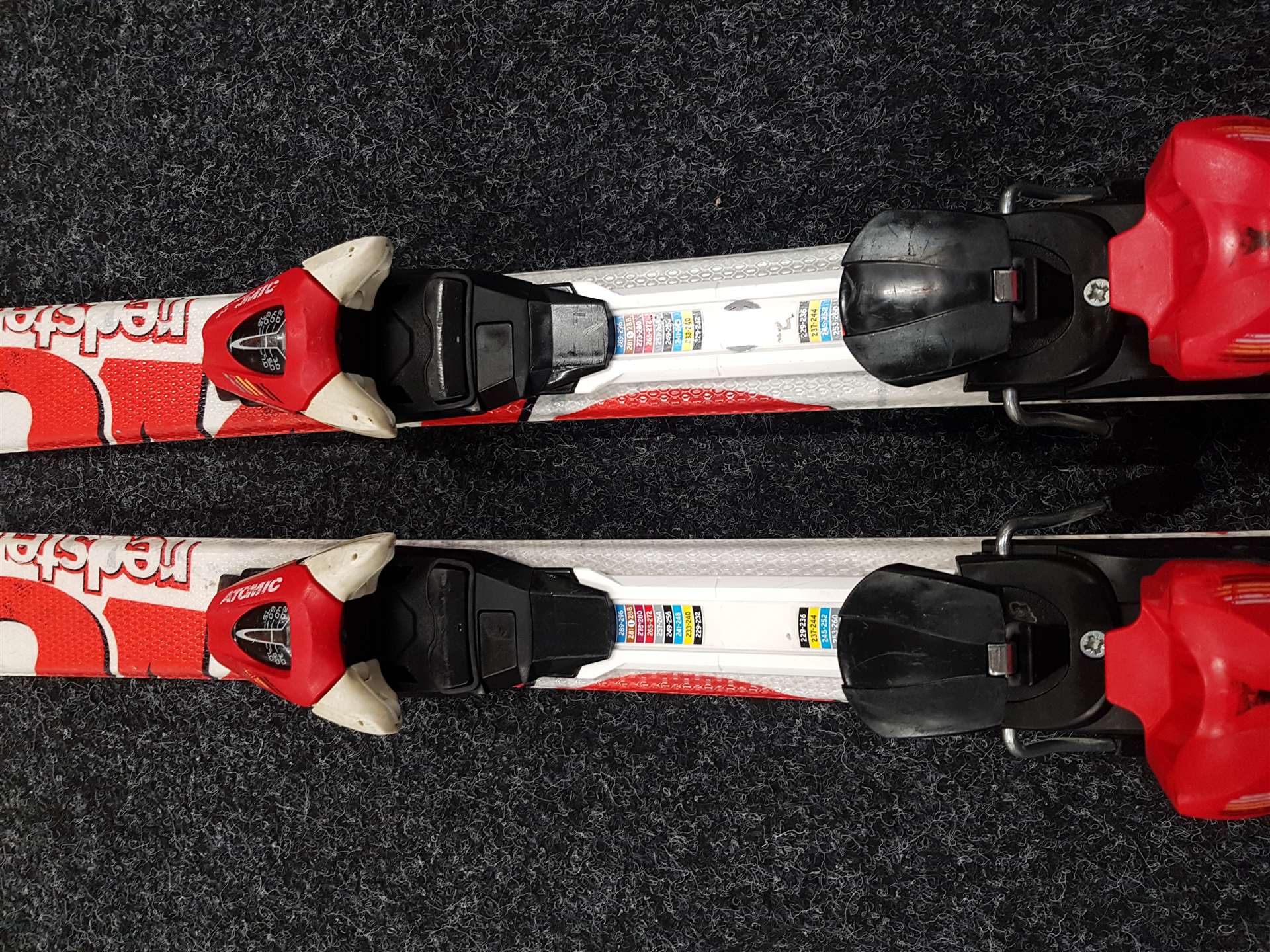 Esquís infantiles usados ATOMIC Redster + fijaciones Atomic 7.5