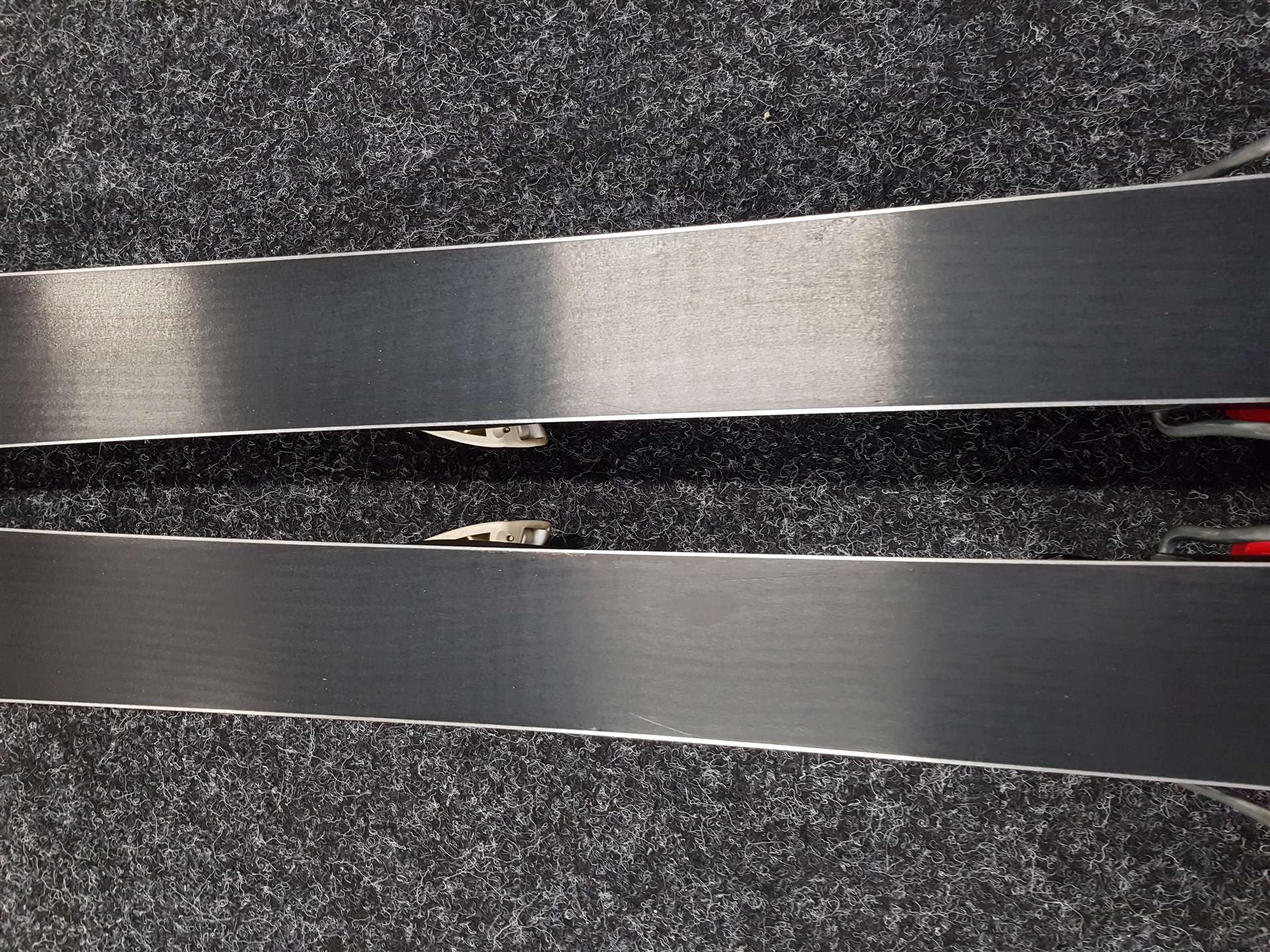 Esquís infantiles usados ATOMIC Redster + fijaciones Atomic 7.5