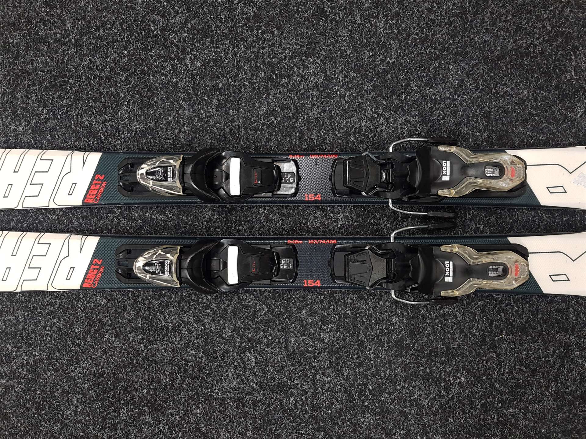Skis ROSSIGNOL React 2 Carbon d'occasion + fixations Look Xpress 10
