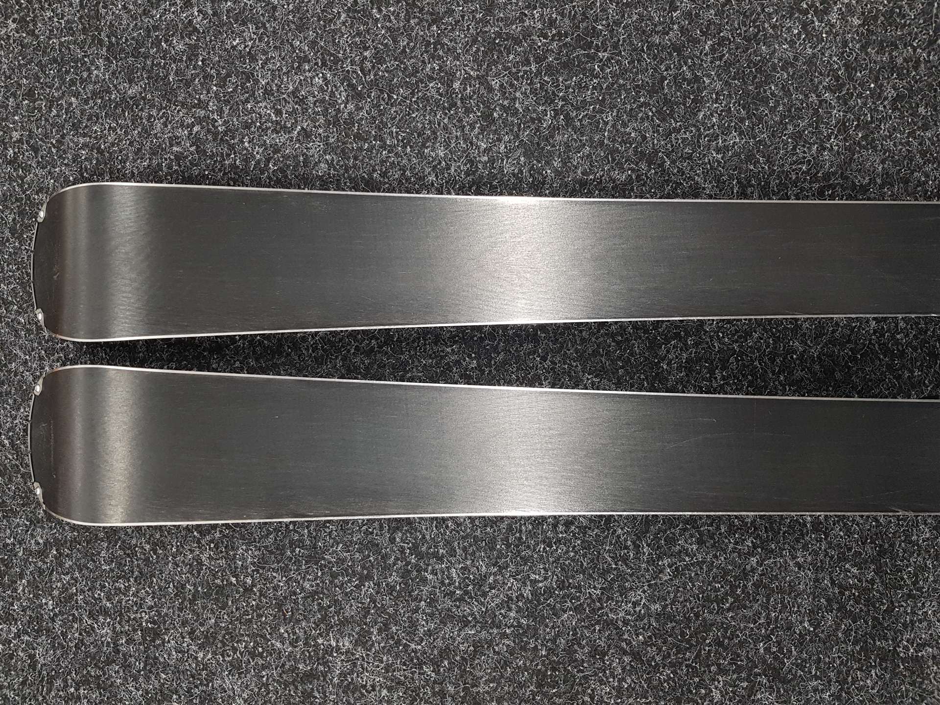 Skis ROSSIGNOL React 2 Carbon d'occasion + fixations Look Xpress 10