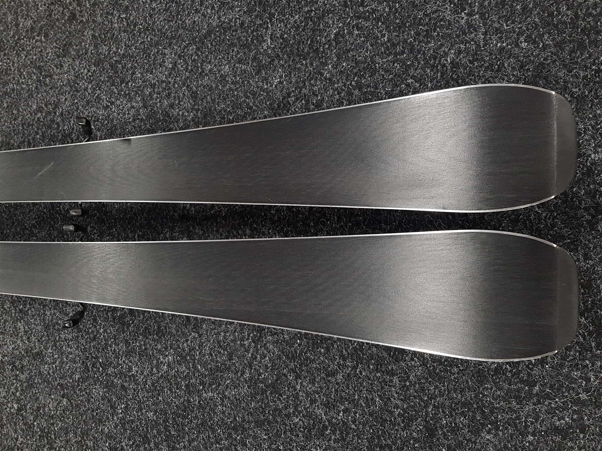 Skis ROSSIGNOL React 2 Carbon d'occasion + fixations Look Xpress 10