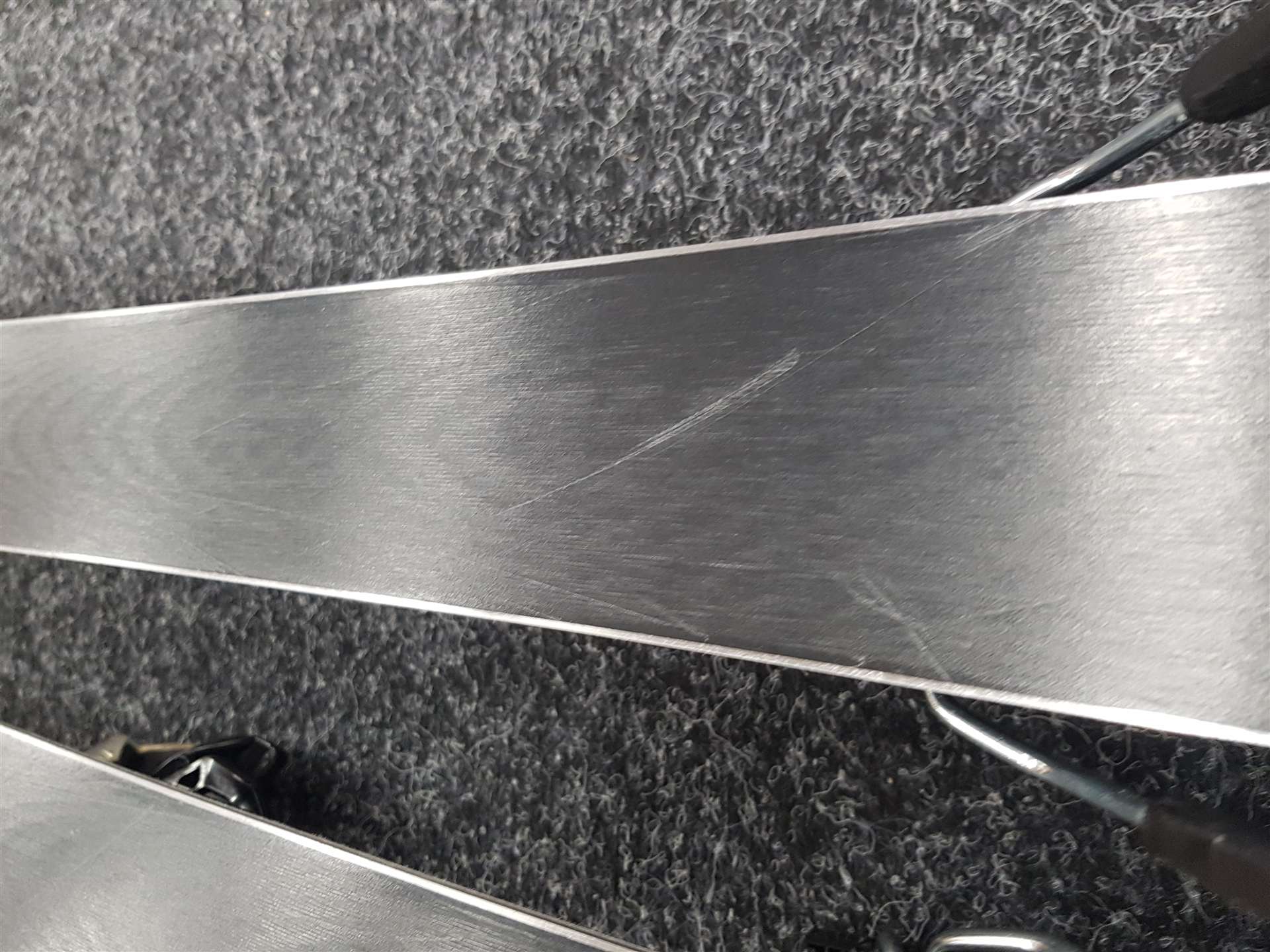 Skis ROSSIGNOL React 2 Carbon d'occasion + fixations Look Xpress 10