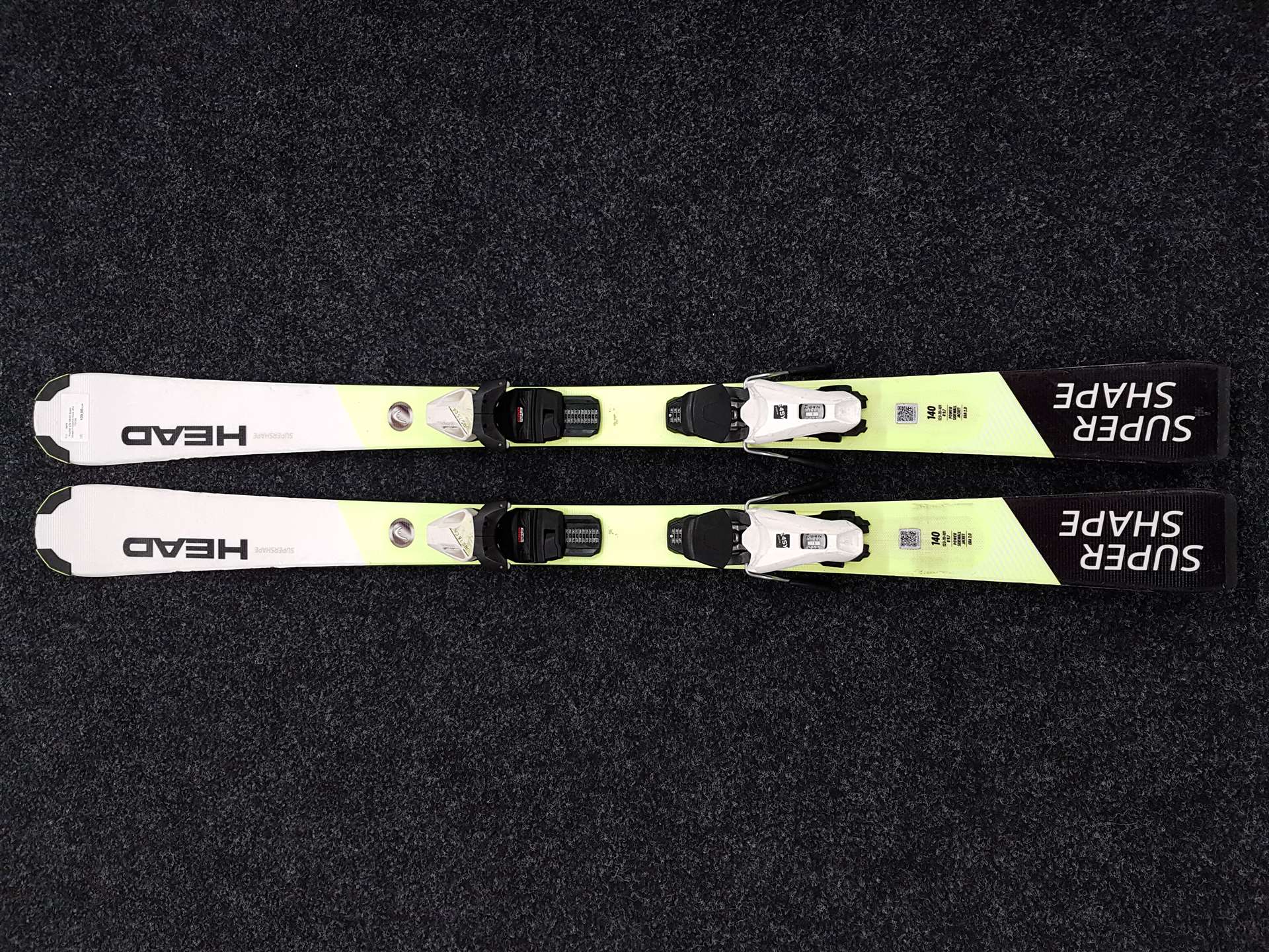 Gebrauchte HEAD Super Shape Skier + Head JRS 7.5 CA Bindungen