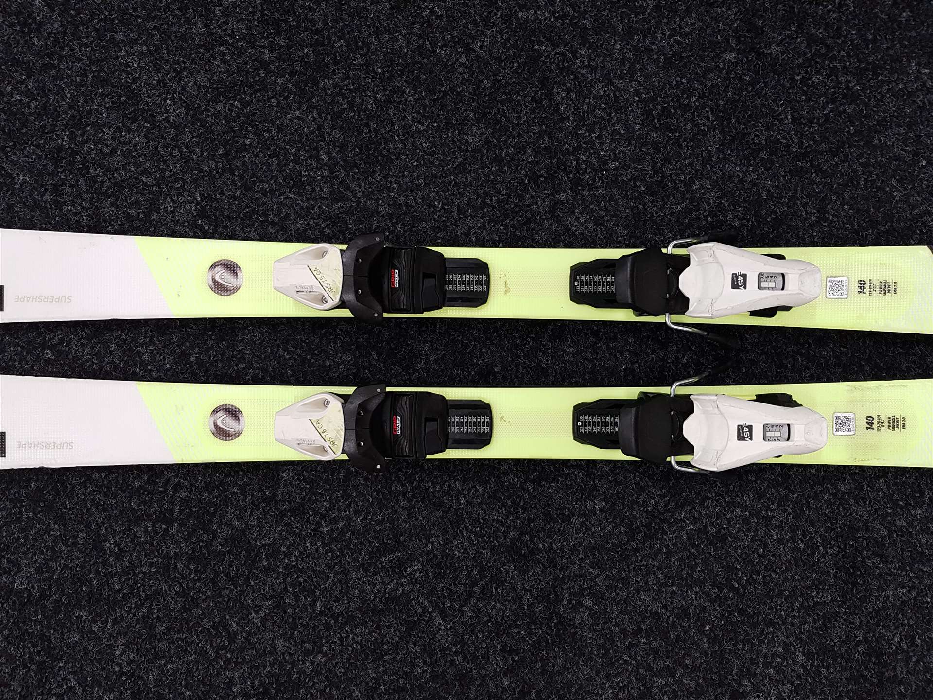 Gebrauchte HEAD Super Shape Skier + Head JRS 7.5 CA Bindungen