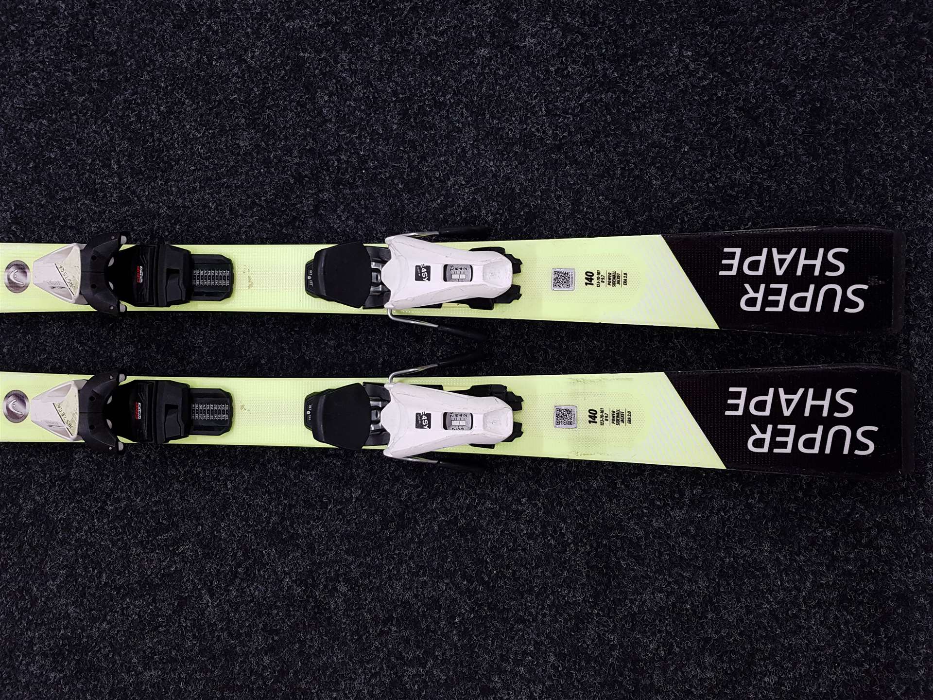 Gebrauchte HEAD Super Shape Skier + Head JRS 7.5 CA Bindungen