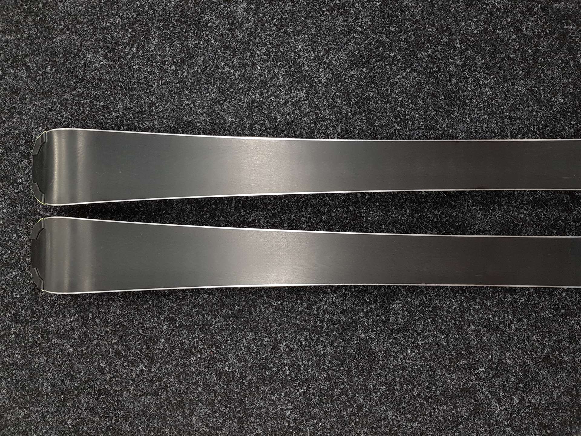 Gebrauchte HEAD Super Shape Skier + Head JRS 7.5 CA Bindungen