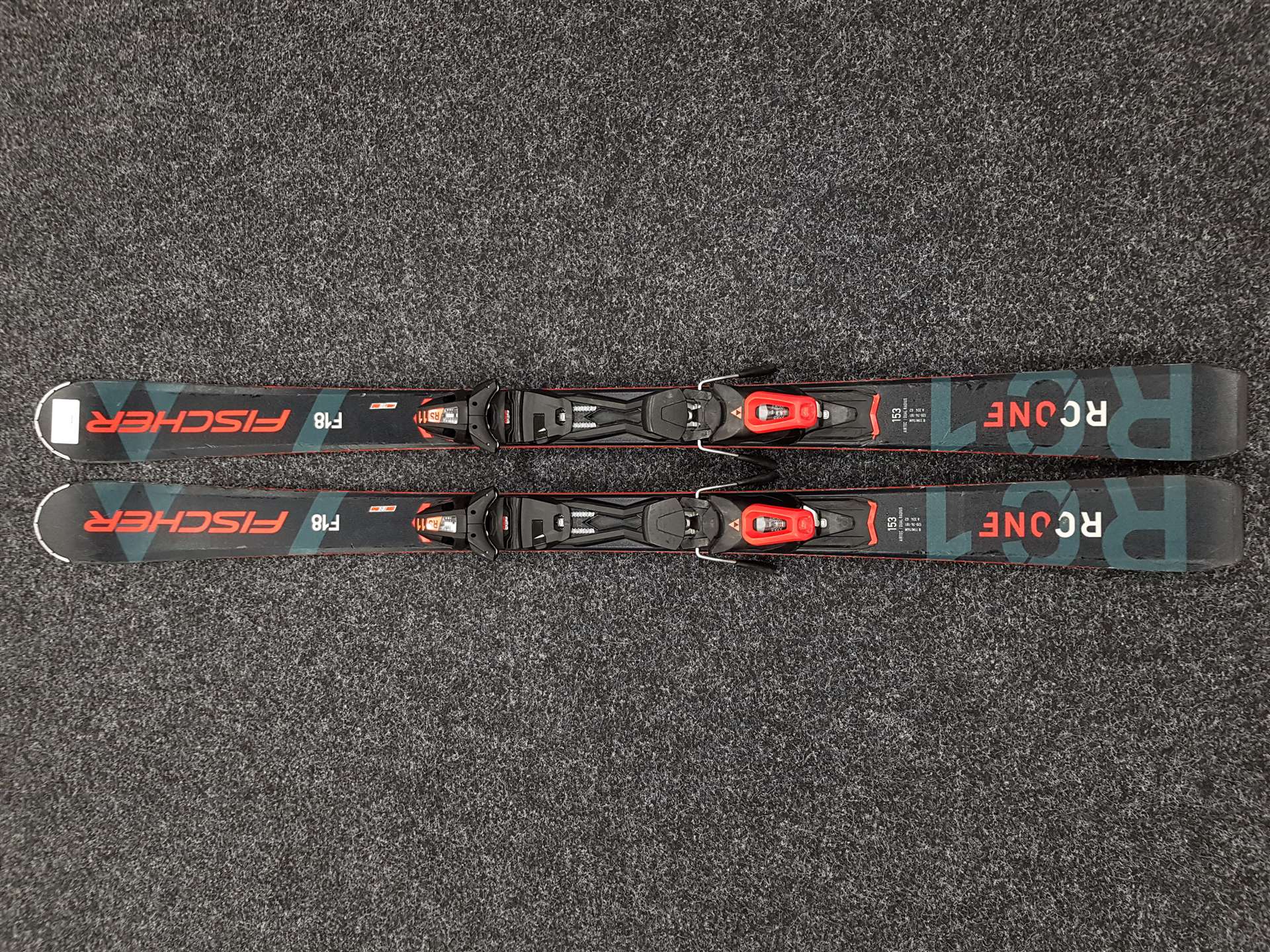 Gebrauchte FISCHER RC One F18 Ski + Fischer RS 11 Bindungen