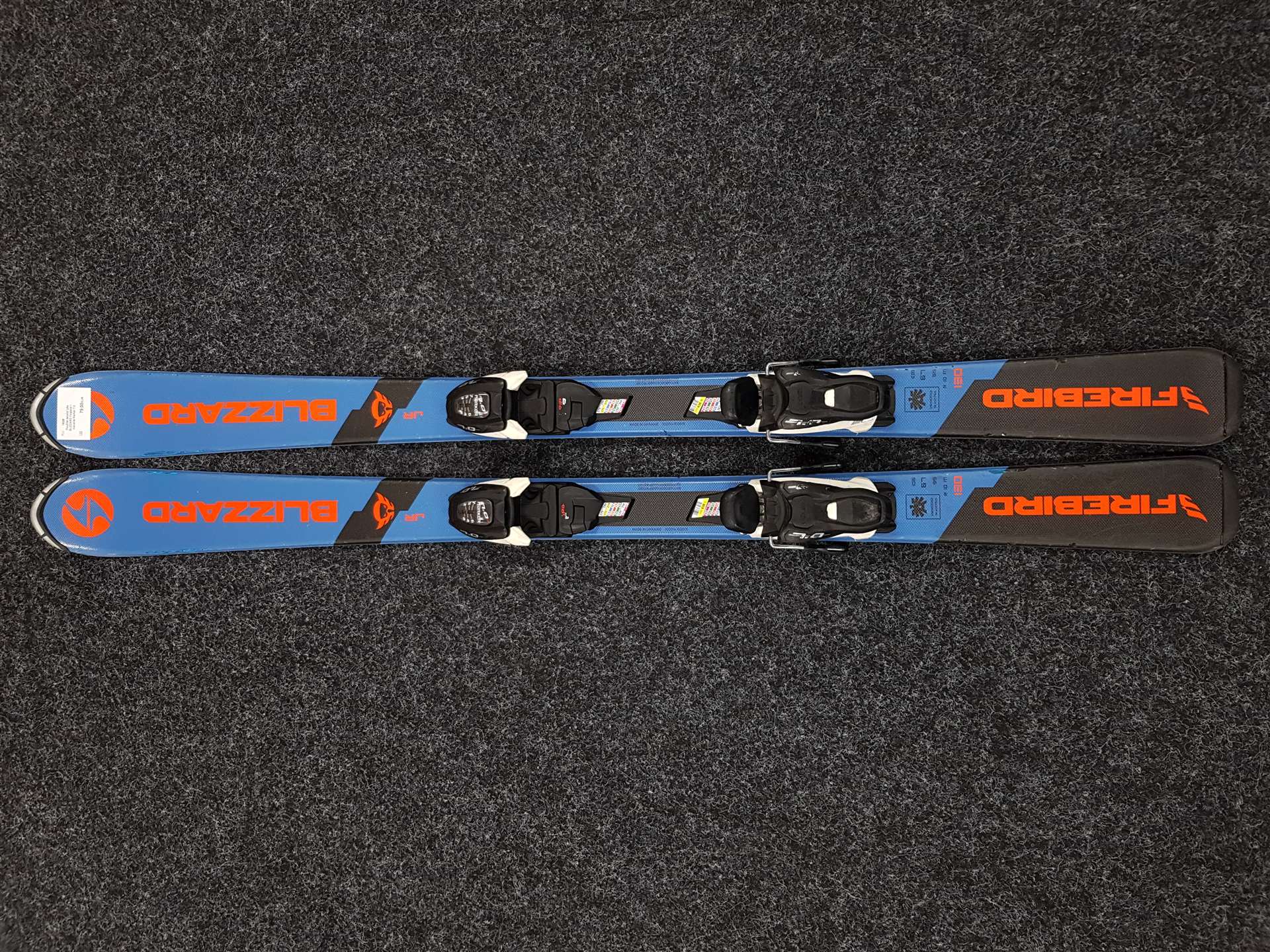 Esquís infantiles usados BLIZZARD Firebird + fijaciones Marker 7.0