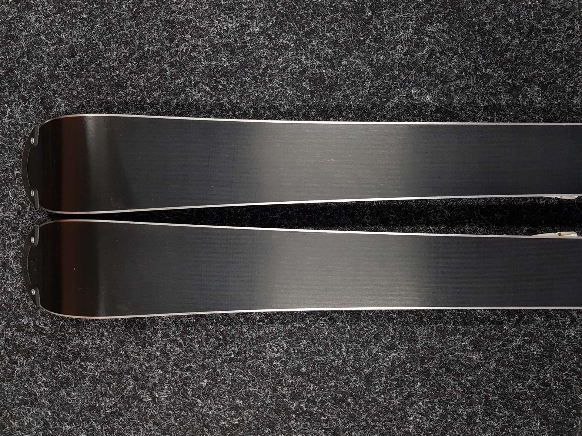 Esquís infantiles usados BLIZZARD Firebird + fijaciones Marker 7.0