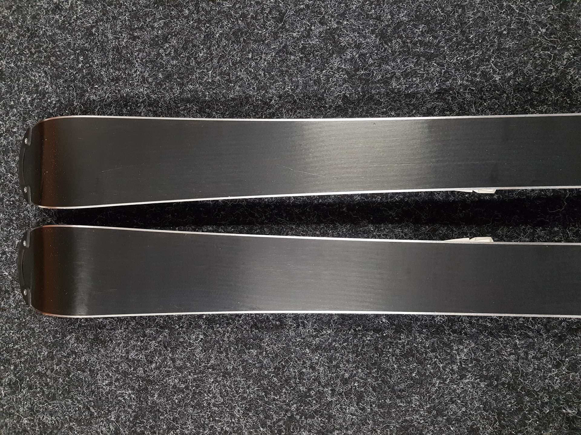 Skis enfant d'occasion BLIZZARD Brahma JR + fixations Marker 7.0