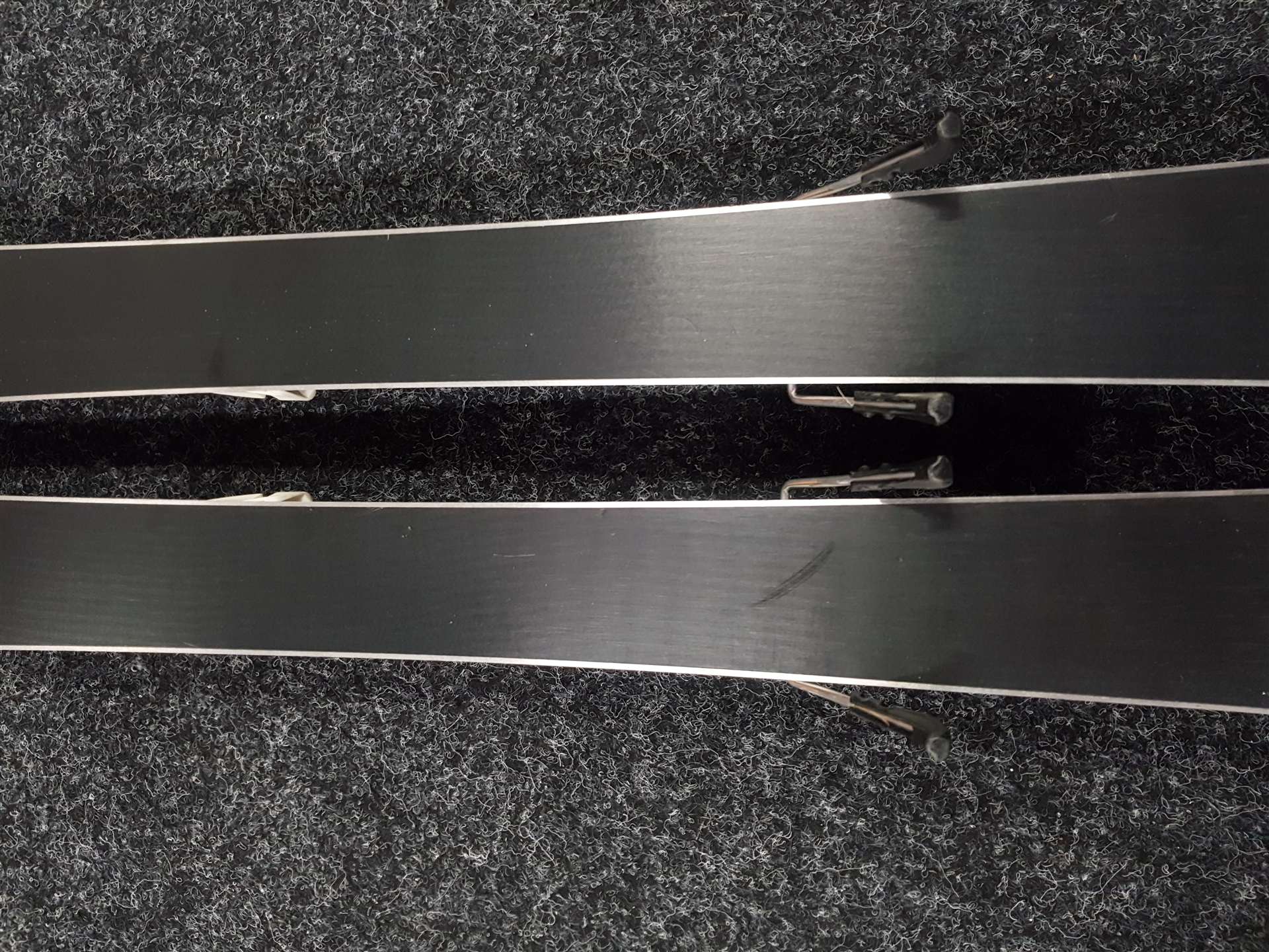 Skis enfant d'occasion BLIZZARD Brahma JR + fixations Marker 7.0