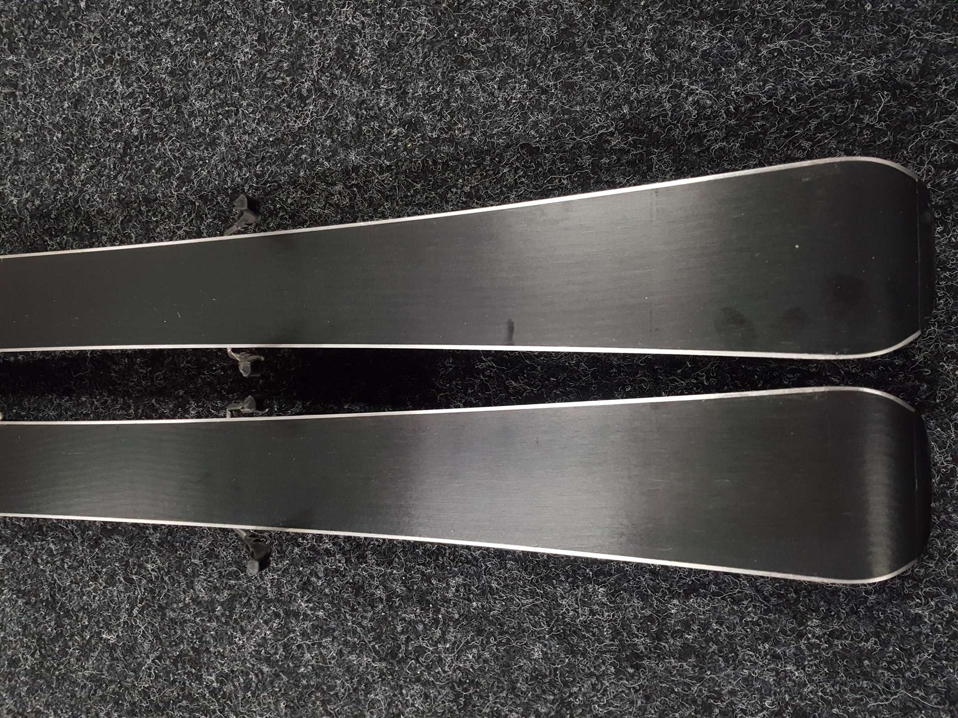 Skis enfant d'occasion BLIZZARD Brahma JR + fixations Marker 7.0