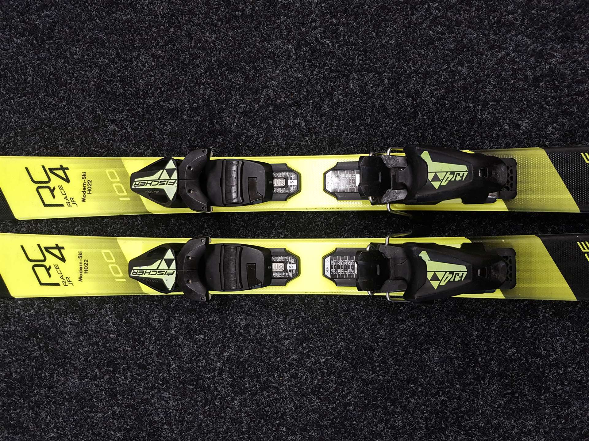 Rabljene dječje skije FISCHER RC 4 Race JR + vezovi Fischer FJ 4