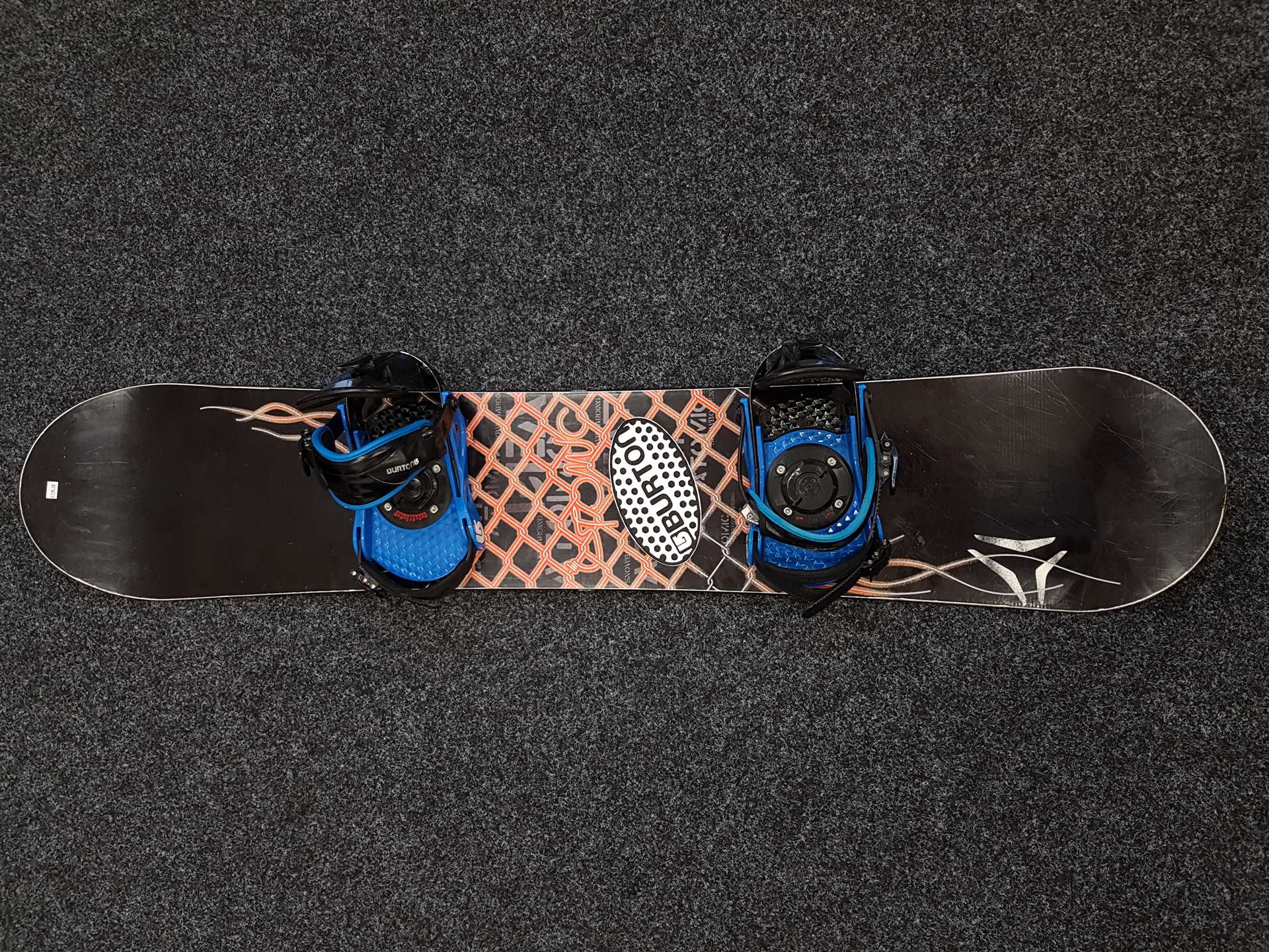 Snowboard Atomic usato + attacchi BURTON taglia S