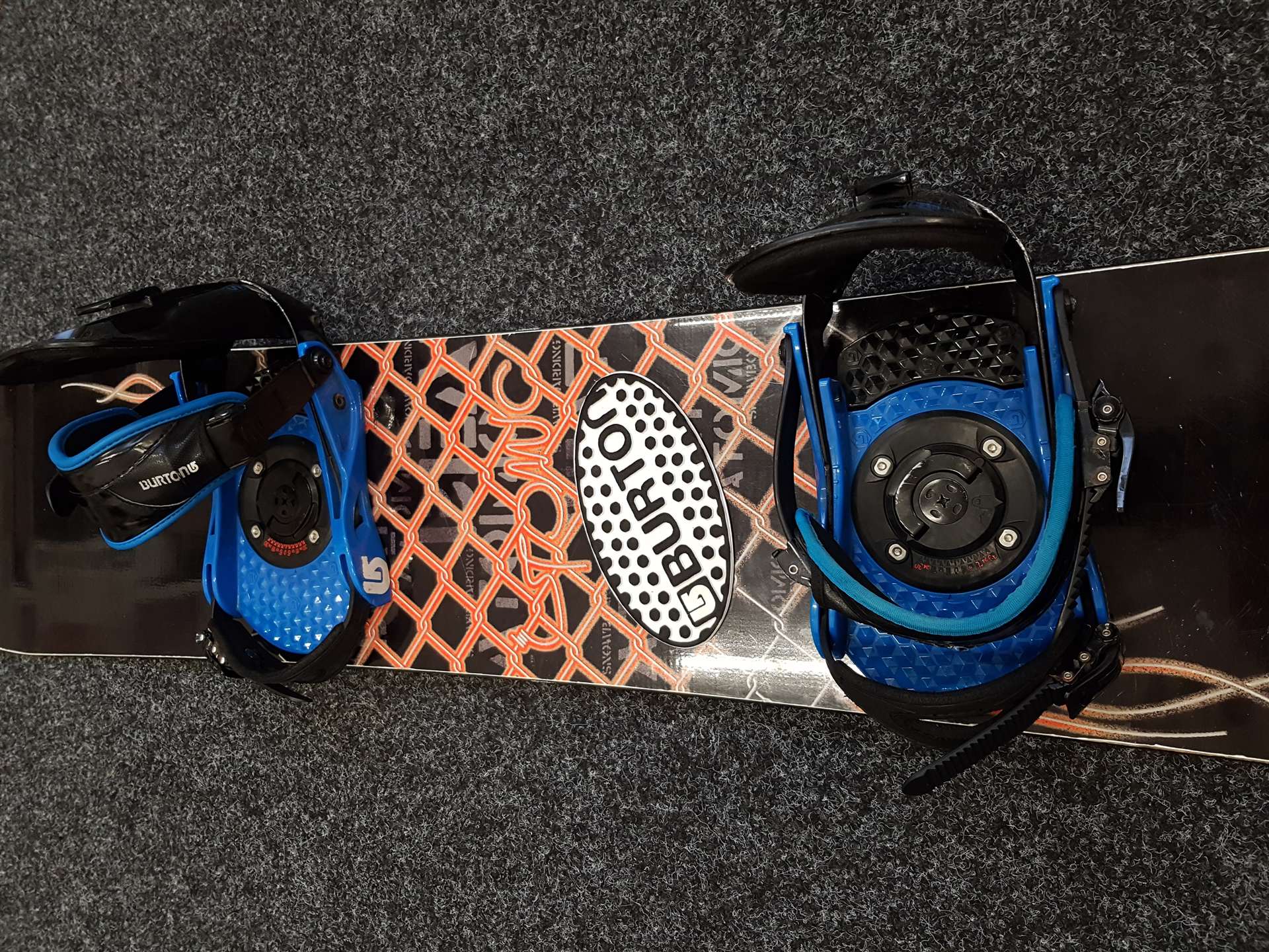 Snowboard Atomic usato + attacchi BURTON taglia S