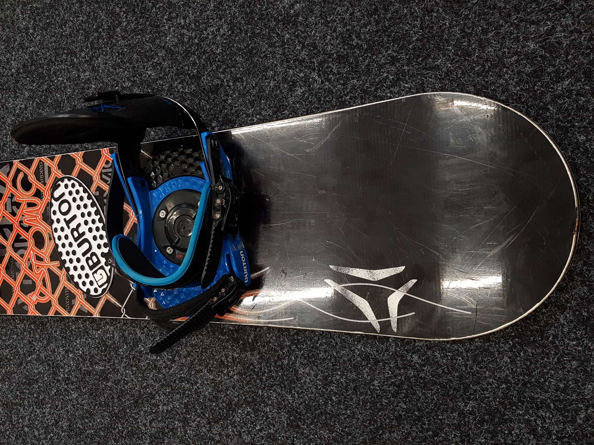 Snowboard Atomic usato + attacchi BURTON taglia S