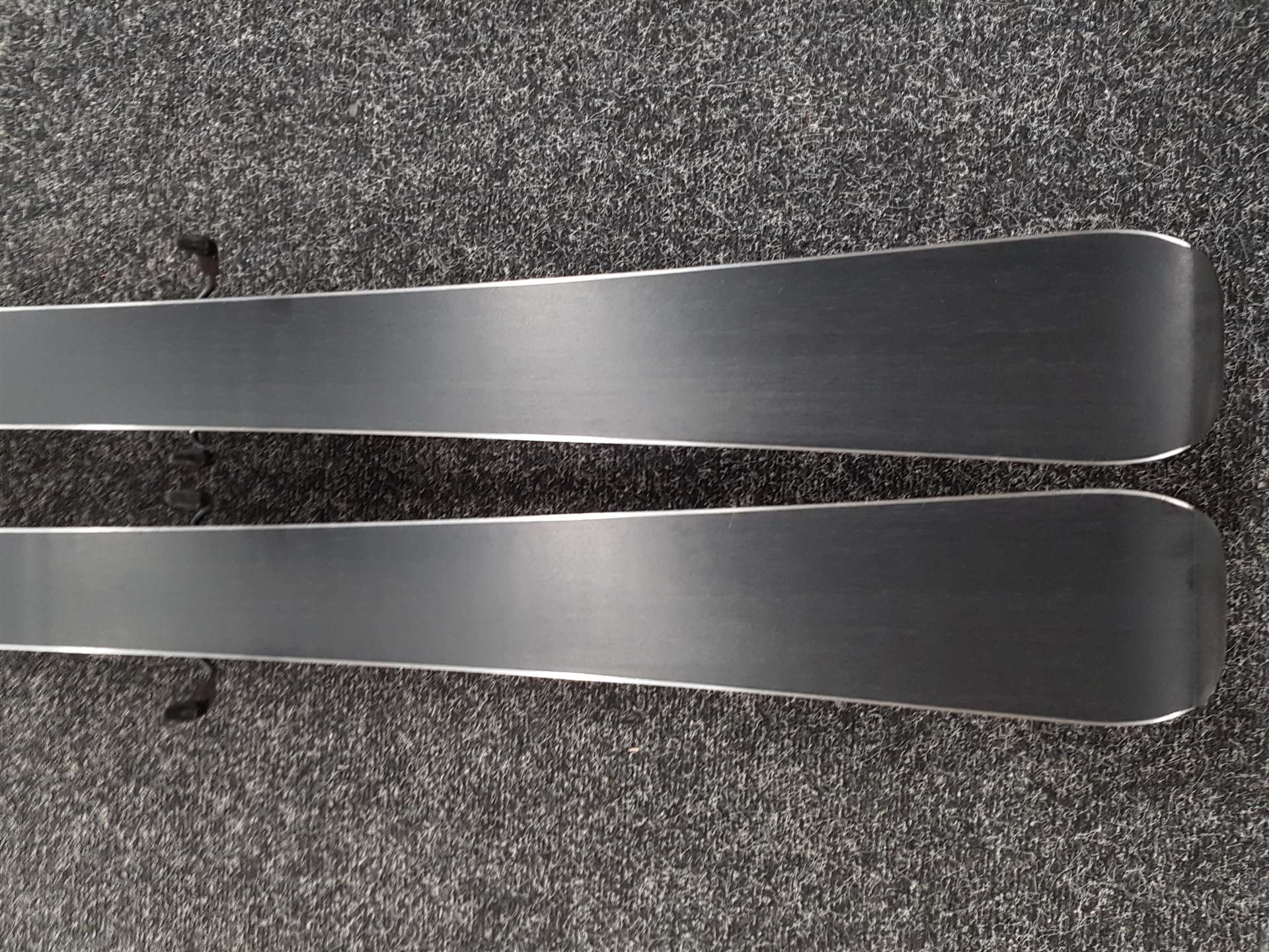 Używane narty ROSSIGNOL REACT R6 Carbon