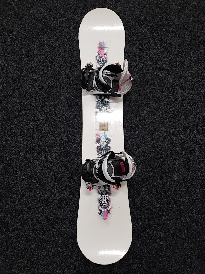 Použitý snowboard DC Biddy 140 + vázání Firefly velikost S