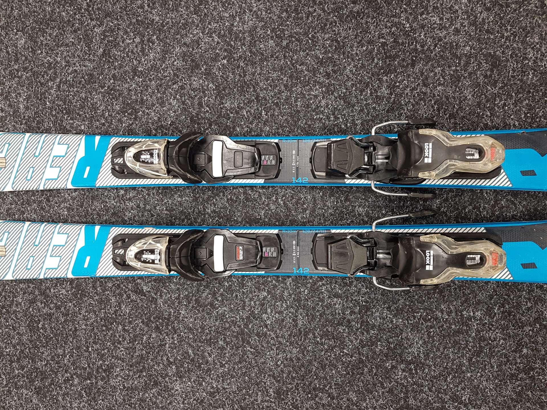 Schiuri ROSSIGNOL React 2 Carbon folosite + legături Look Xpress 10