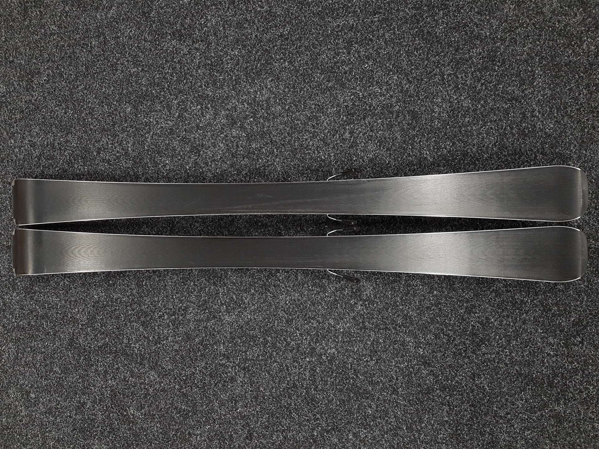 Schiuri ROSSIGNOL React 2 Carbon folosite + legături Look Xpress 10