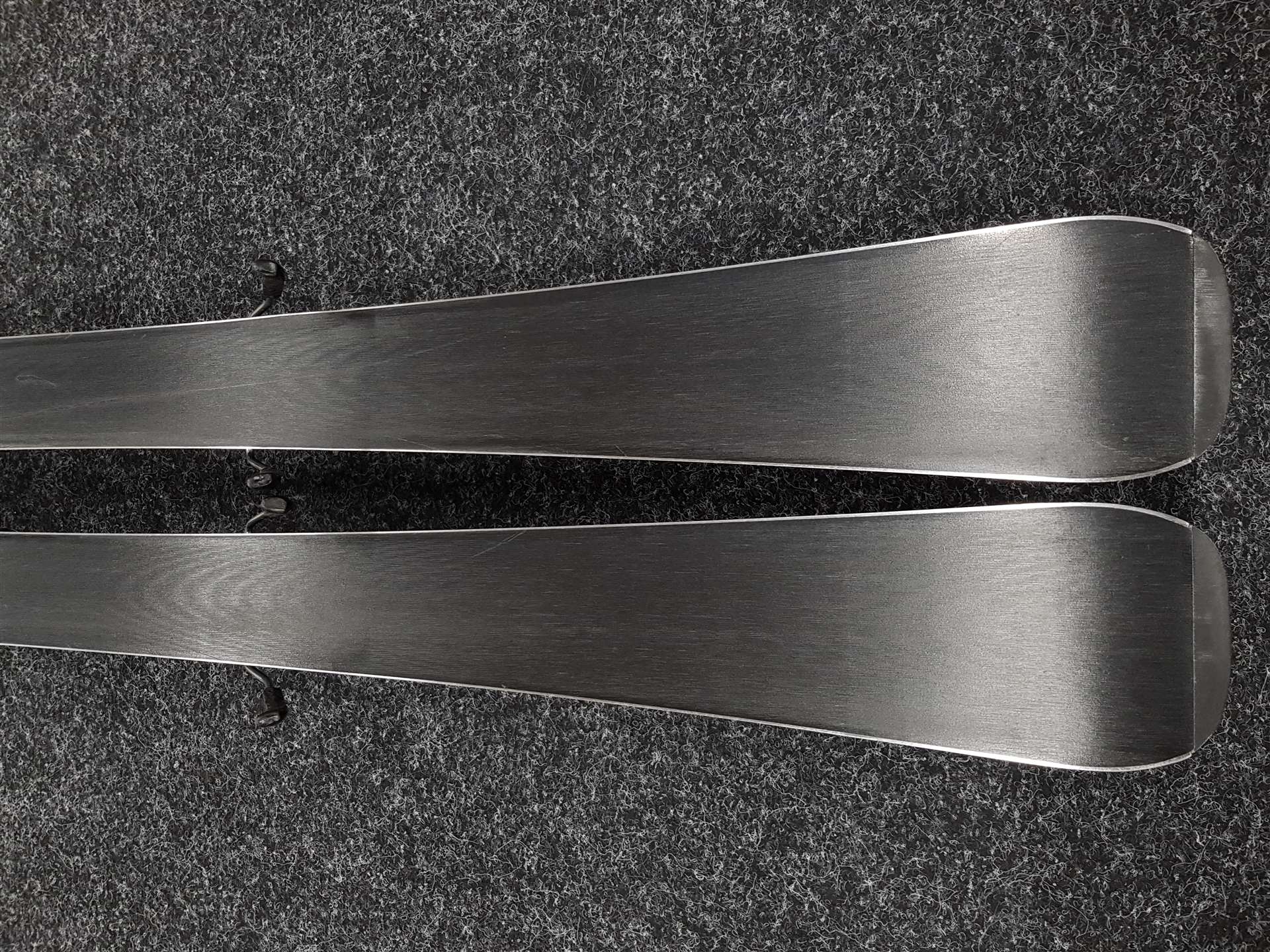 Schiuri ROSSIGNOL React 2 Carbon folosite + legături Look Xpress 10