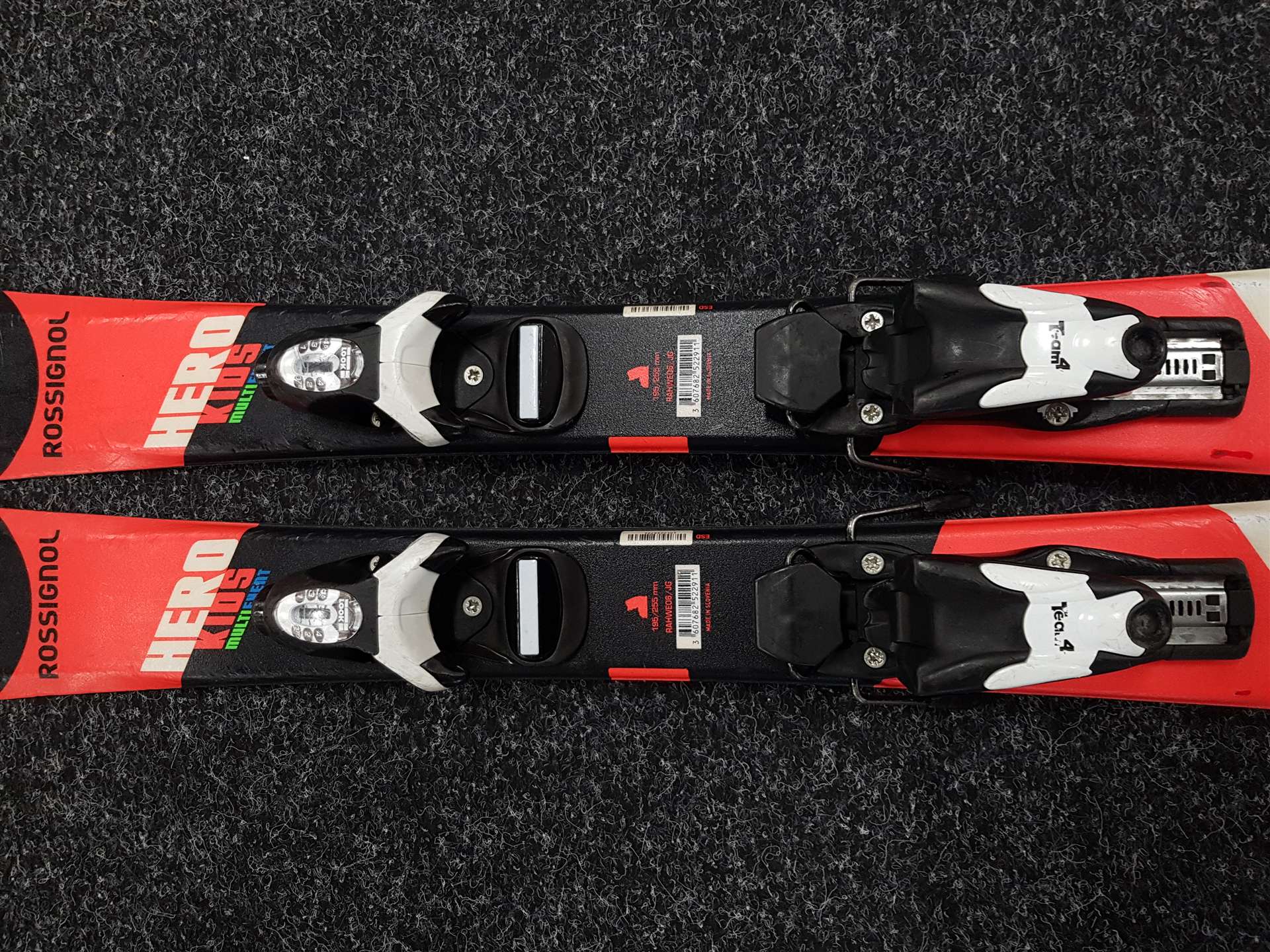 Skis enfant d'occasion ROSSIGNOL Hero Kids Multi Event + fixations Look Team 4