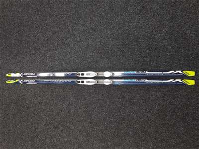 Použité běžecké lyže FISCHER FIBRE CROWN + vázání NNN Fischer