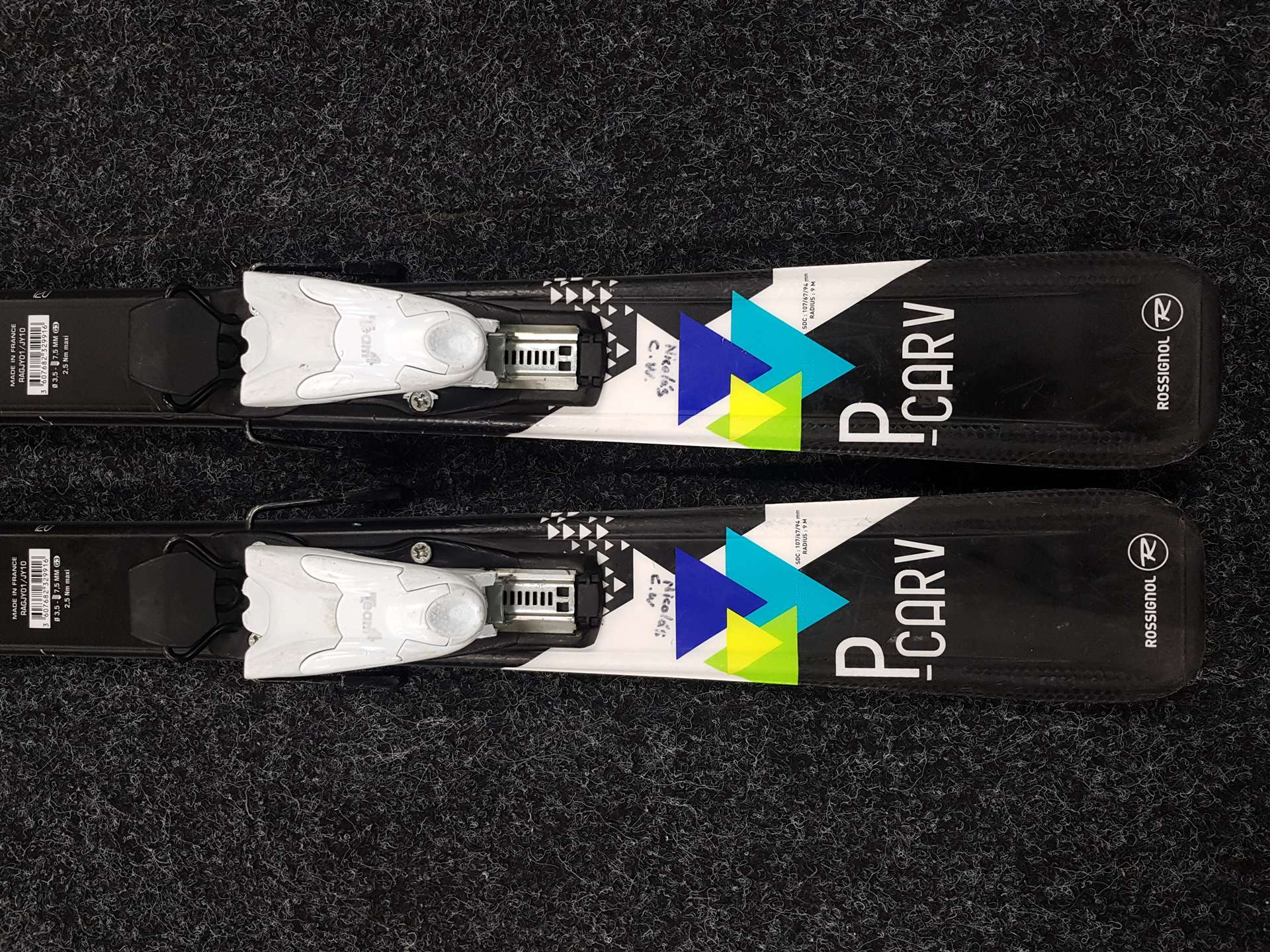 Esquís infantiles usados ROSSIGNOL P-Carv + fijaciones Look Team 4
