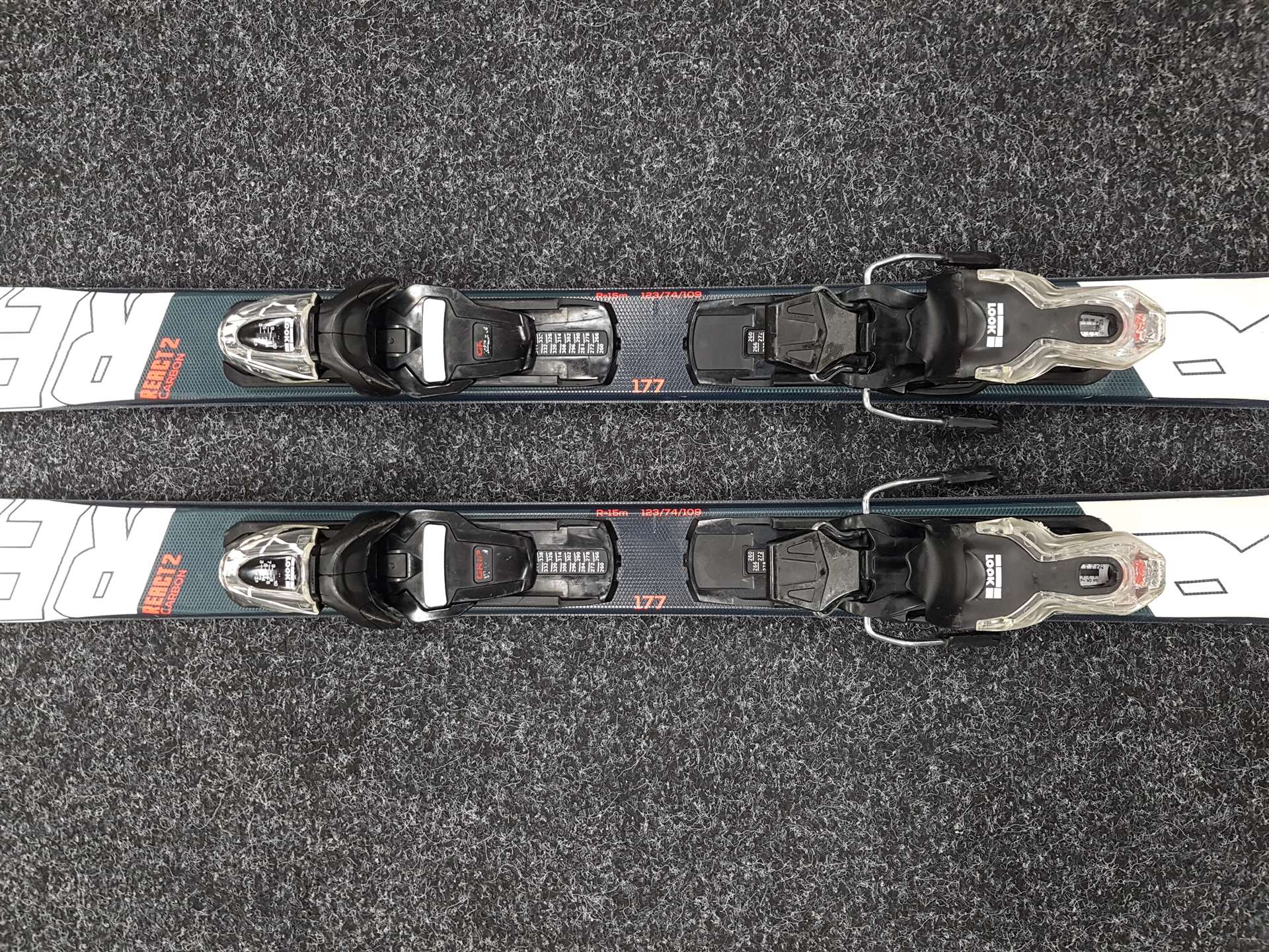 Schiuri ROSSIGNOL React 2 Carbon folosite + legături Look Xpress 10