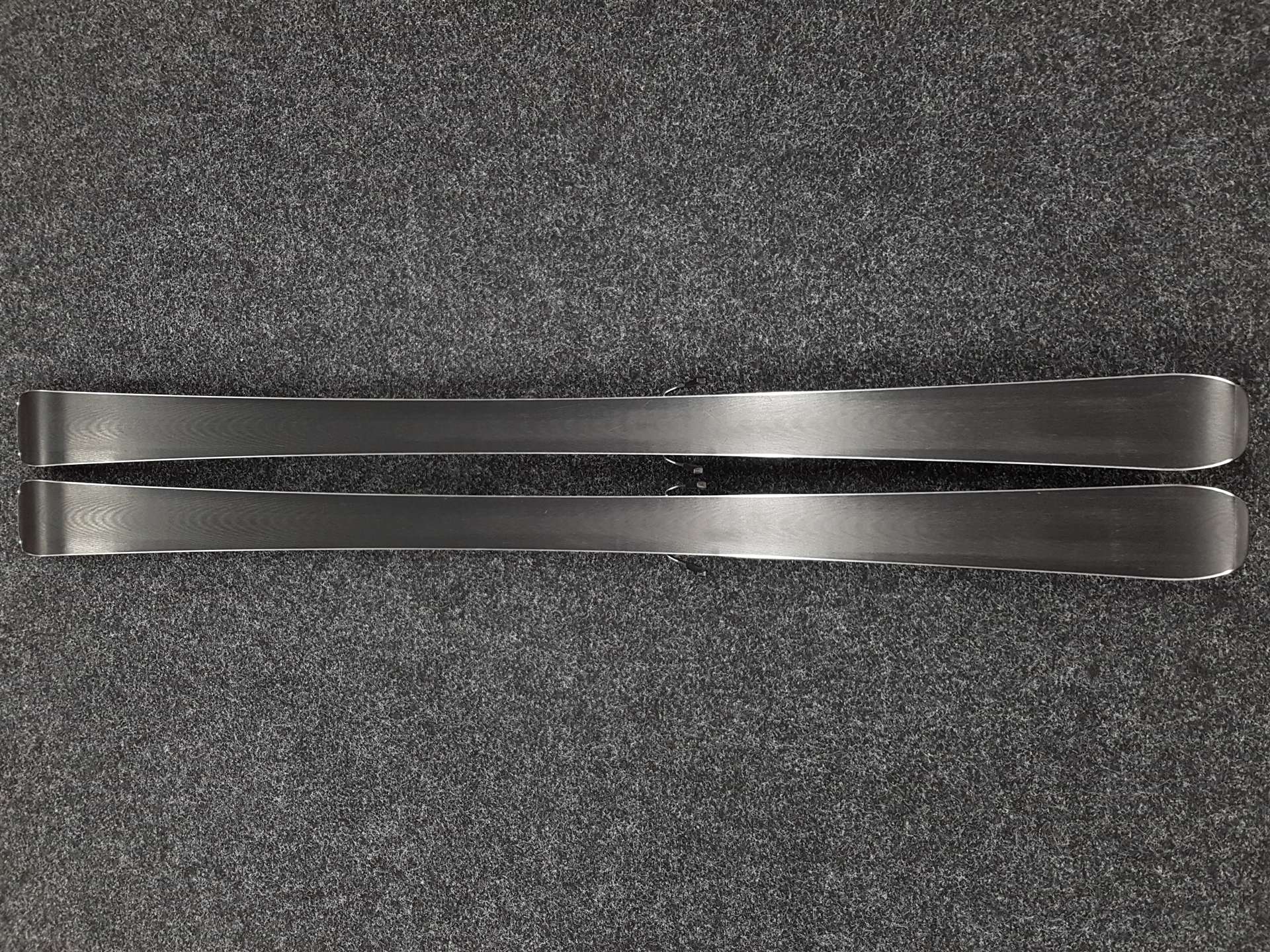 Schiuri ROSSIGNOL React 2 Carbon folosite + legături Look Xpress 10