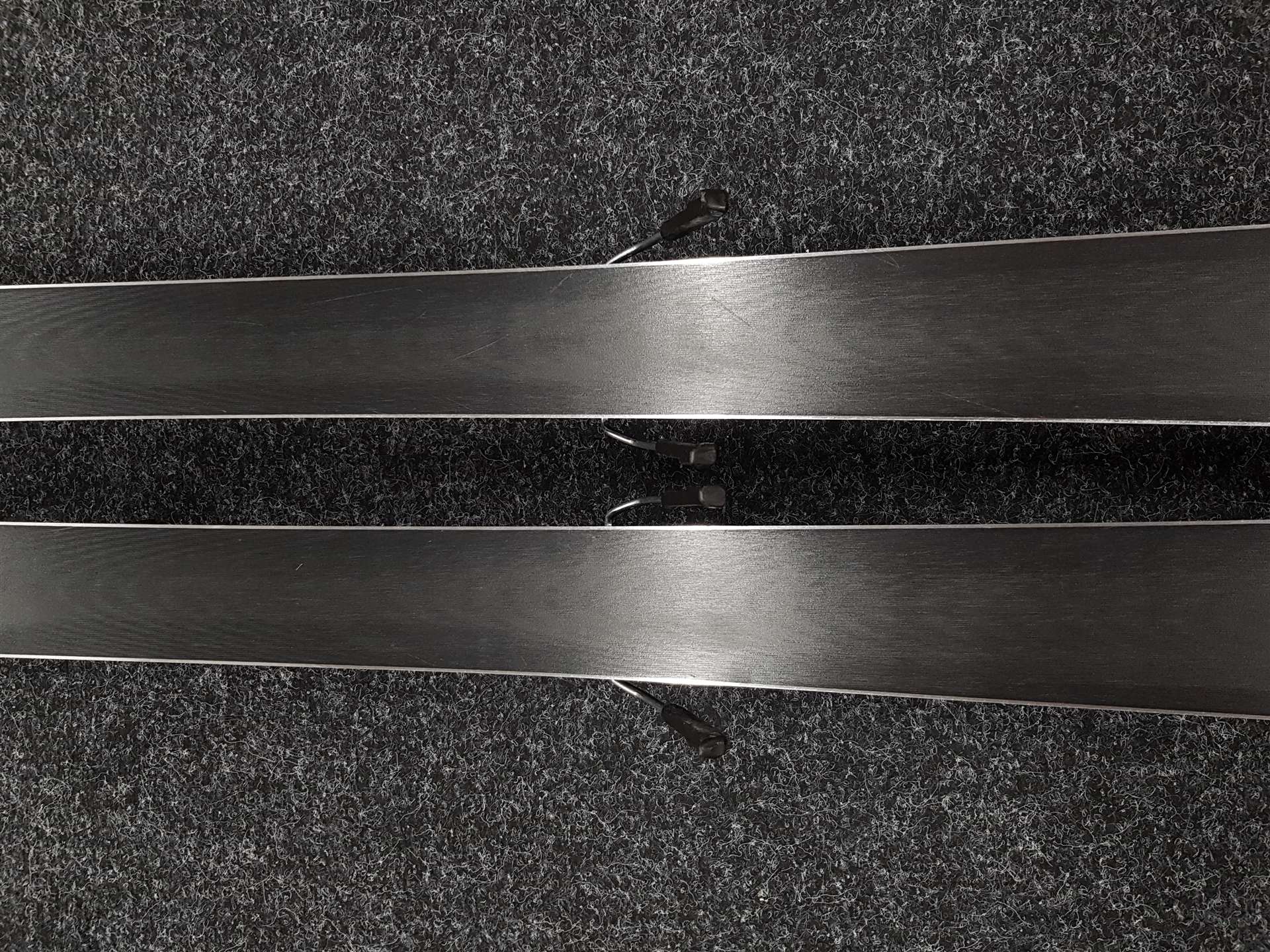 Schiuri ROSSIGNOL React 2 Carbon folosite + legături Look Xpress 10