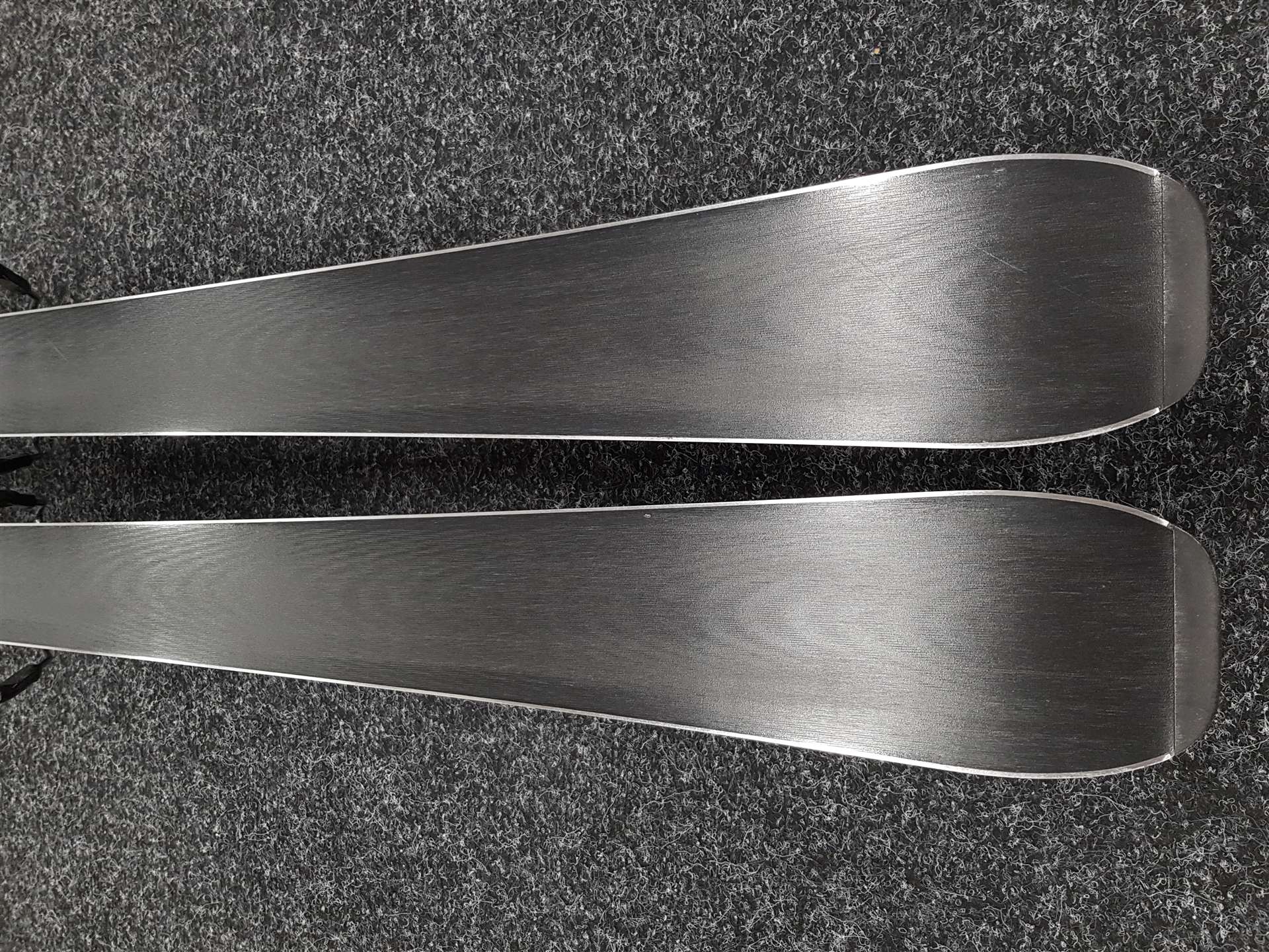 Schiuri ROSSIGNOL React 2 Carbon folosite + legături Look Xpress 10