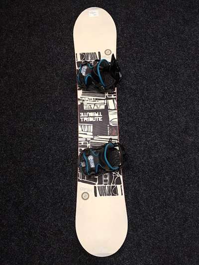 Gebrauchtes HEAD Tribute Snowboard + Flow Bindungen Größe M