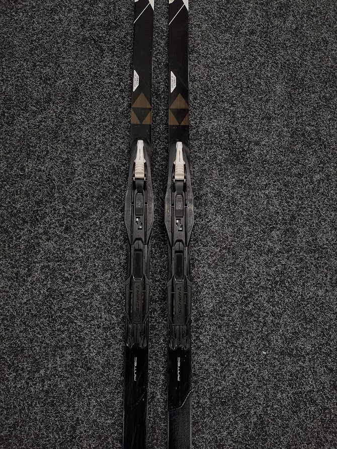 Bazarové běžecké lyže Fischer XC Ultralite Crown + NNN vázání Fischer. 