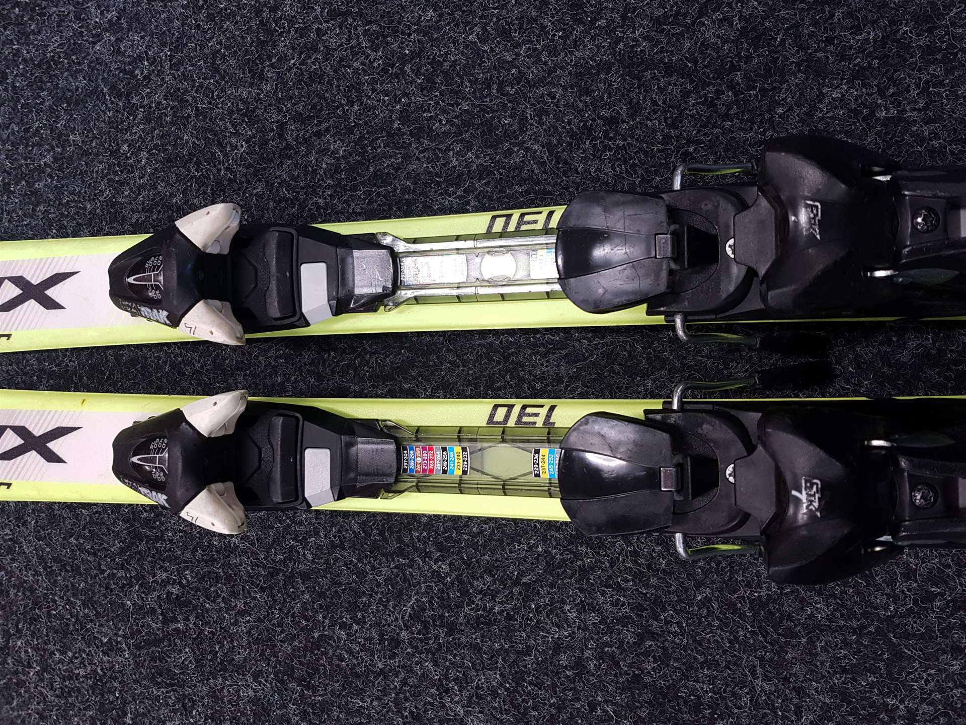 Esquís infantiles usados SALOMON XMAX JR + fijaciones Ezytrak 7.5