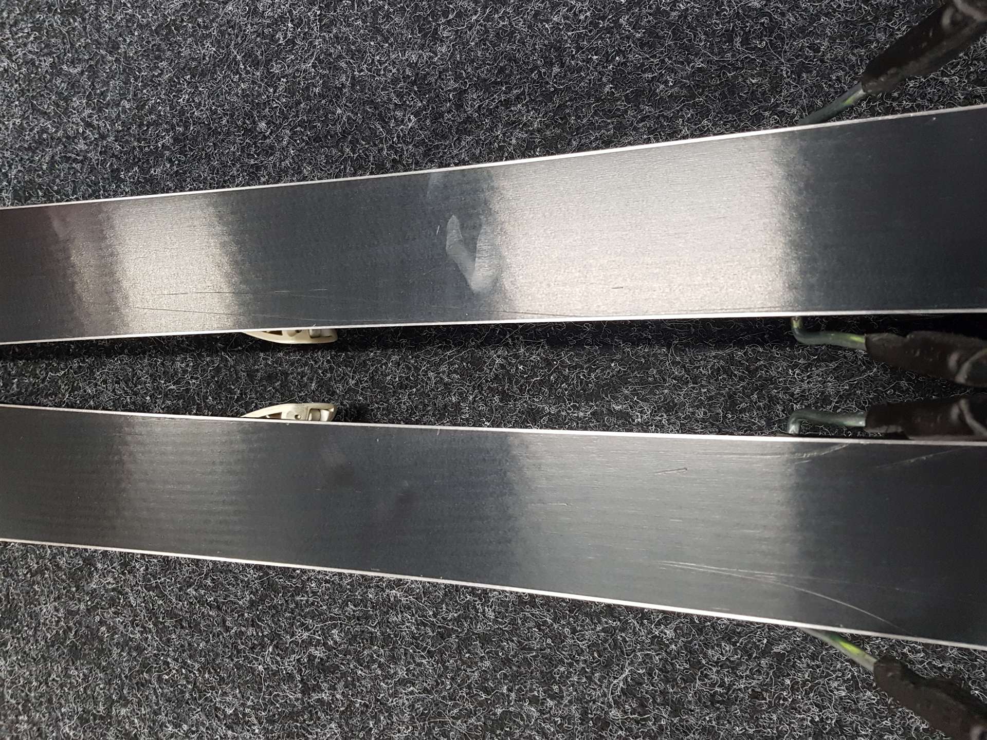 Esquís infantiles usados SALOMON XMAX JR + fijaciones Ezytrak 7.5