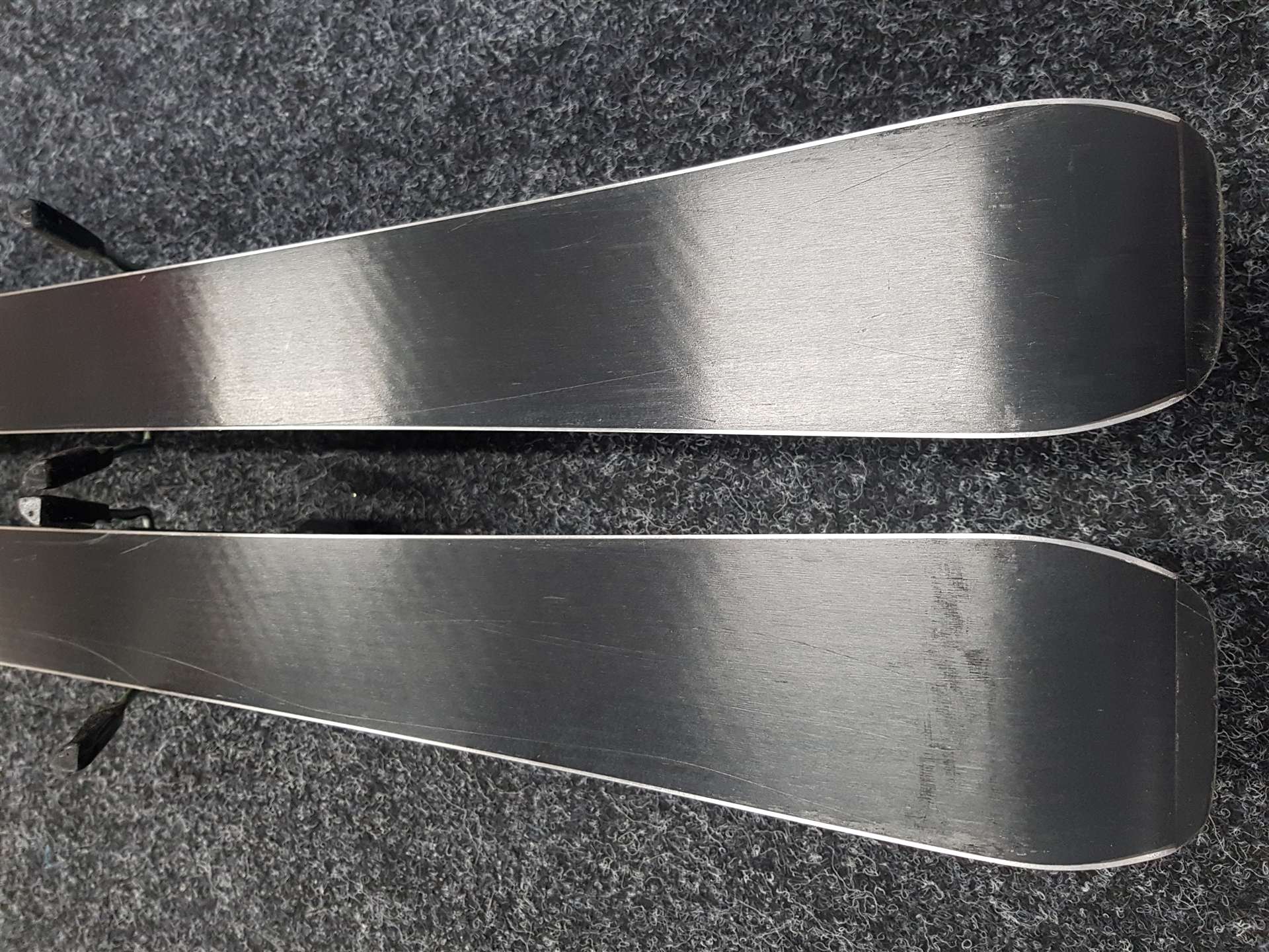 Esquís infantiles usados SALOMON XMAX JR + fijaciones Ezytrak 7.5