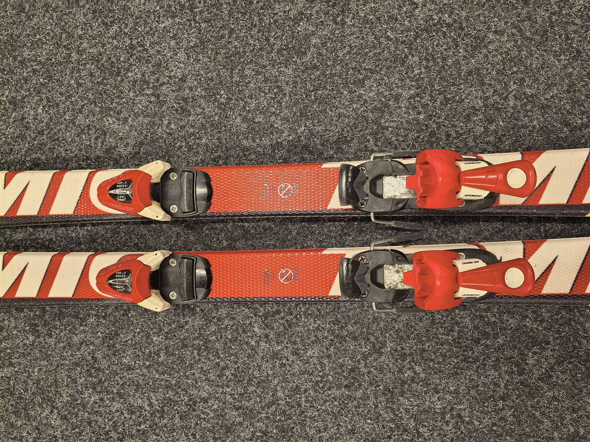 Gebrauchte ATOMIC Race 8 Ski + Atomic Ewox 4.5 Bindungen