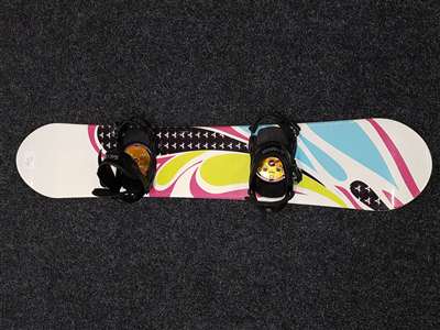 Tabla de snowboard RADICAL Picasso usada + fijaciones Salomon talla XS/S