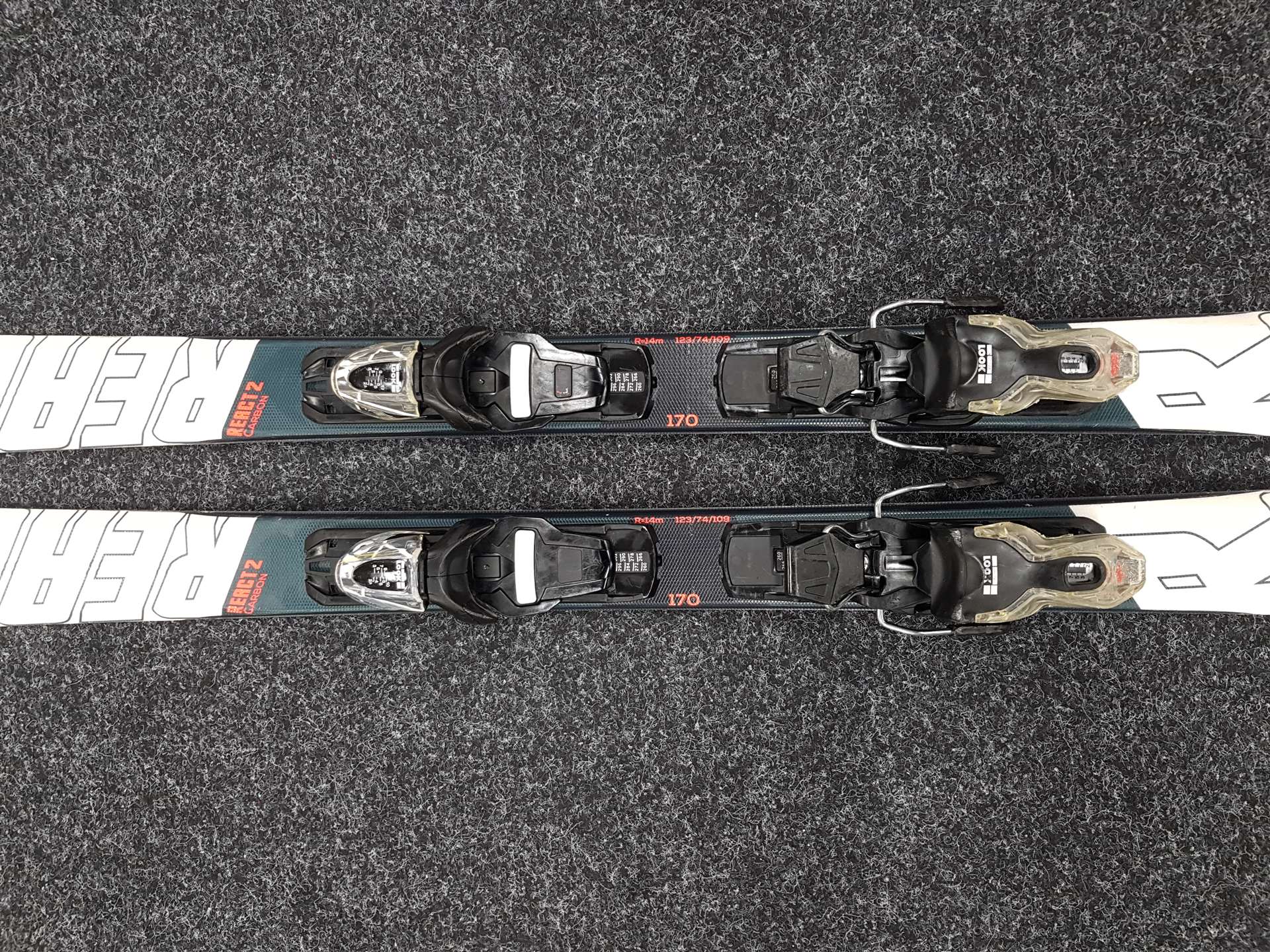 Schiuri ROSSIGNOL React 2 Carbon folosite + legături Look Xpress 10
