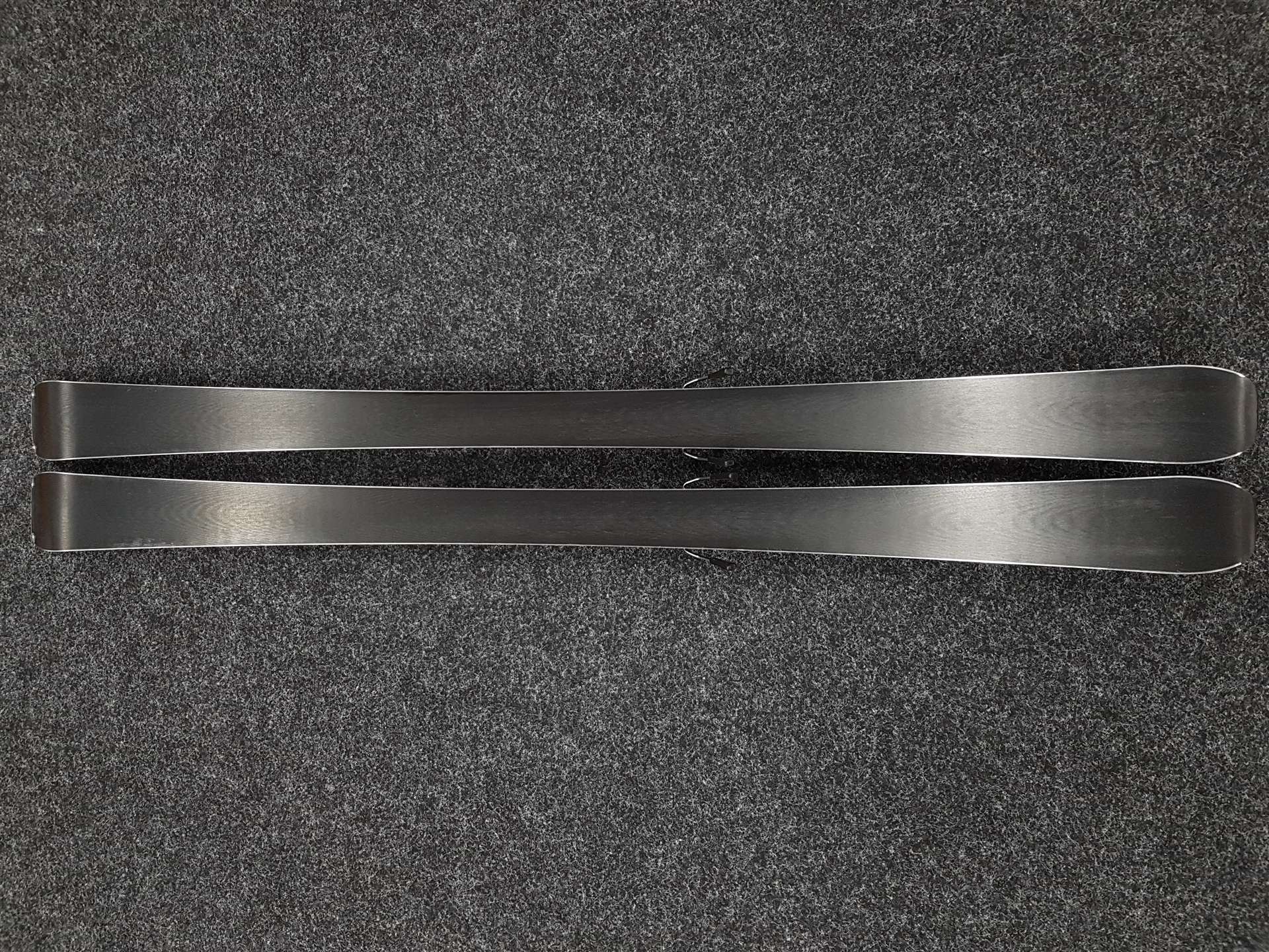 Schiuri ROSSIGNOL React 2 Carbon folosite + legături Look Xpress 10