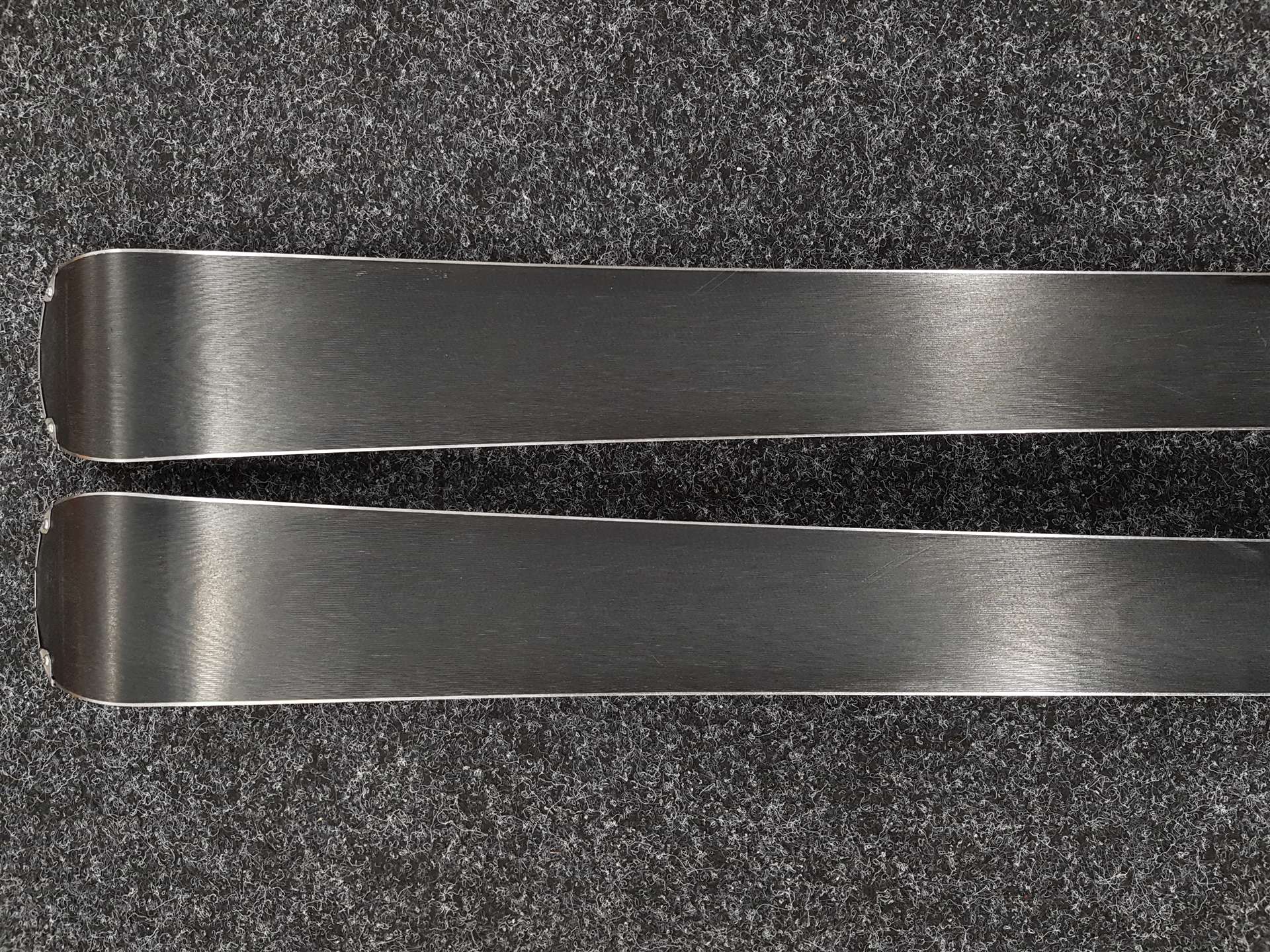 Schiuri ROSSIGNOL React 2 Carbon folosite + legături Look Xpress 10