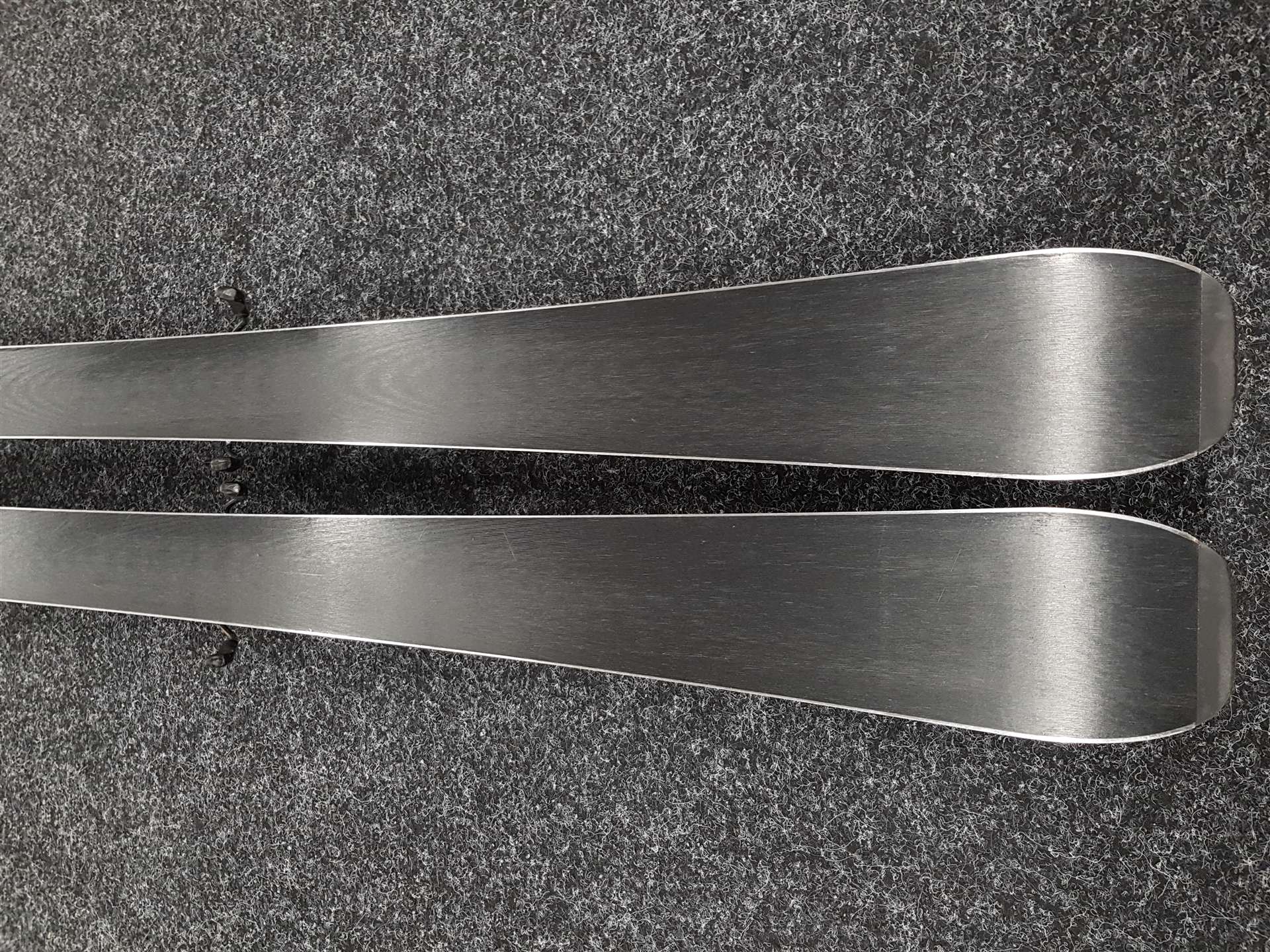 Schiuri ROSSIGNOL React 2 Carbon folosite + legături Look Xpress 10