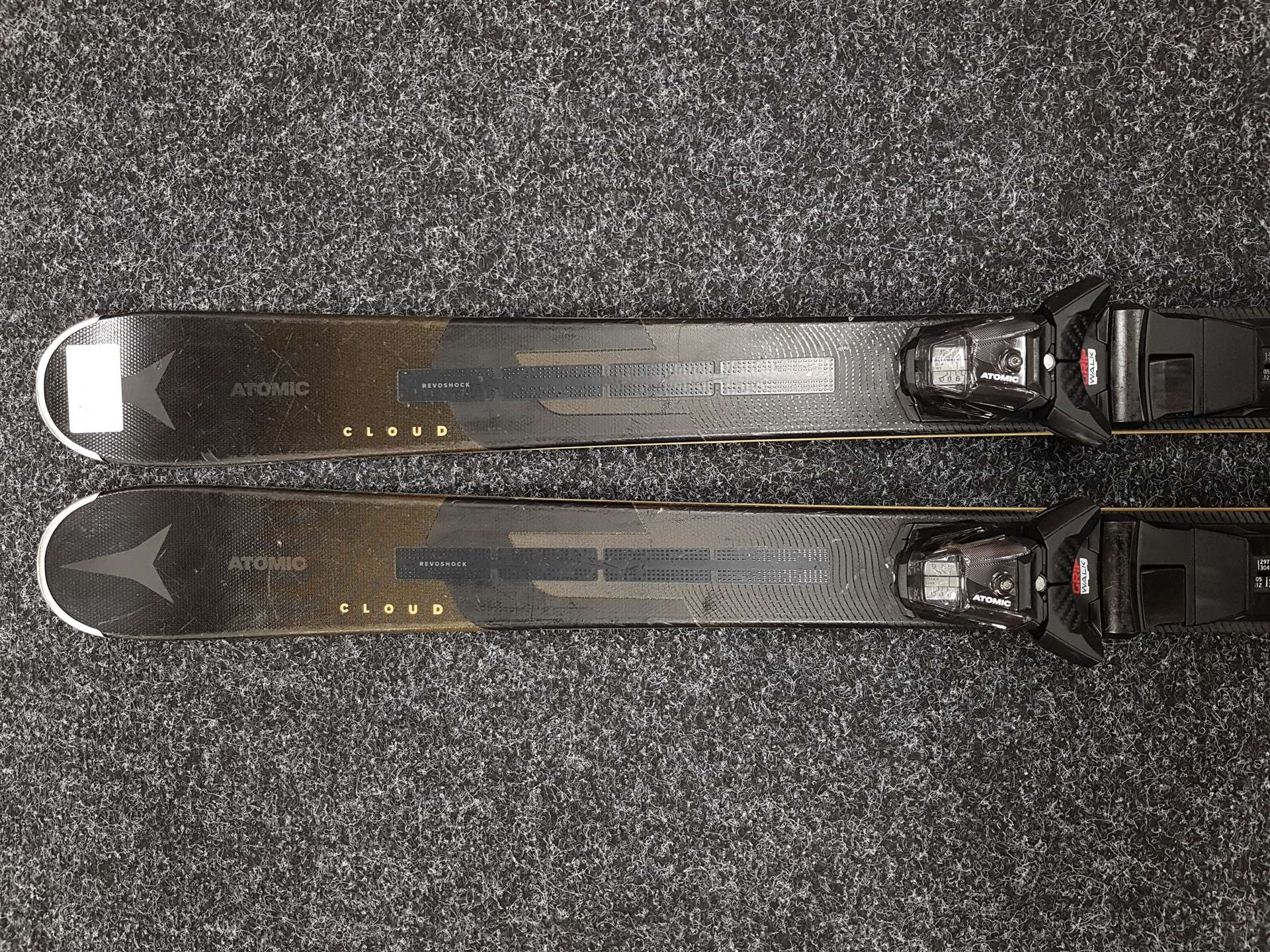 Gebrauchte ATOMIC Cloud C9 Ski + Atomic M 10 Bindungen