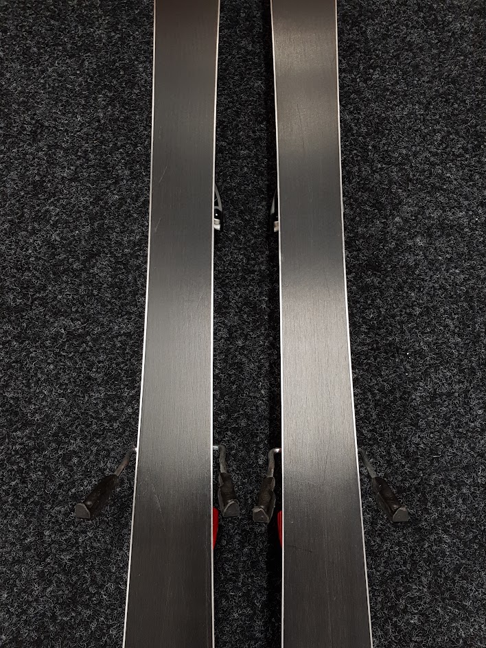 Gebrauchte ATOMIC Race 10 Ski + Atomic 7.5 Bindungen